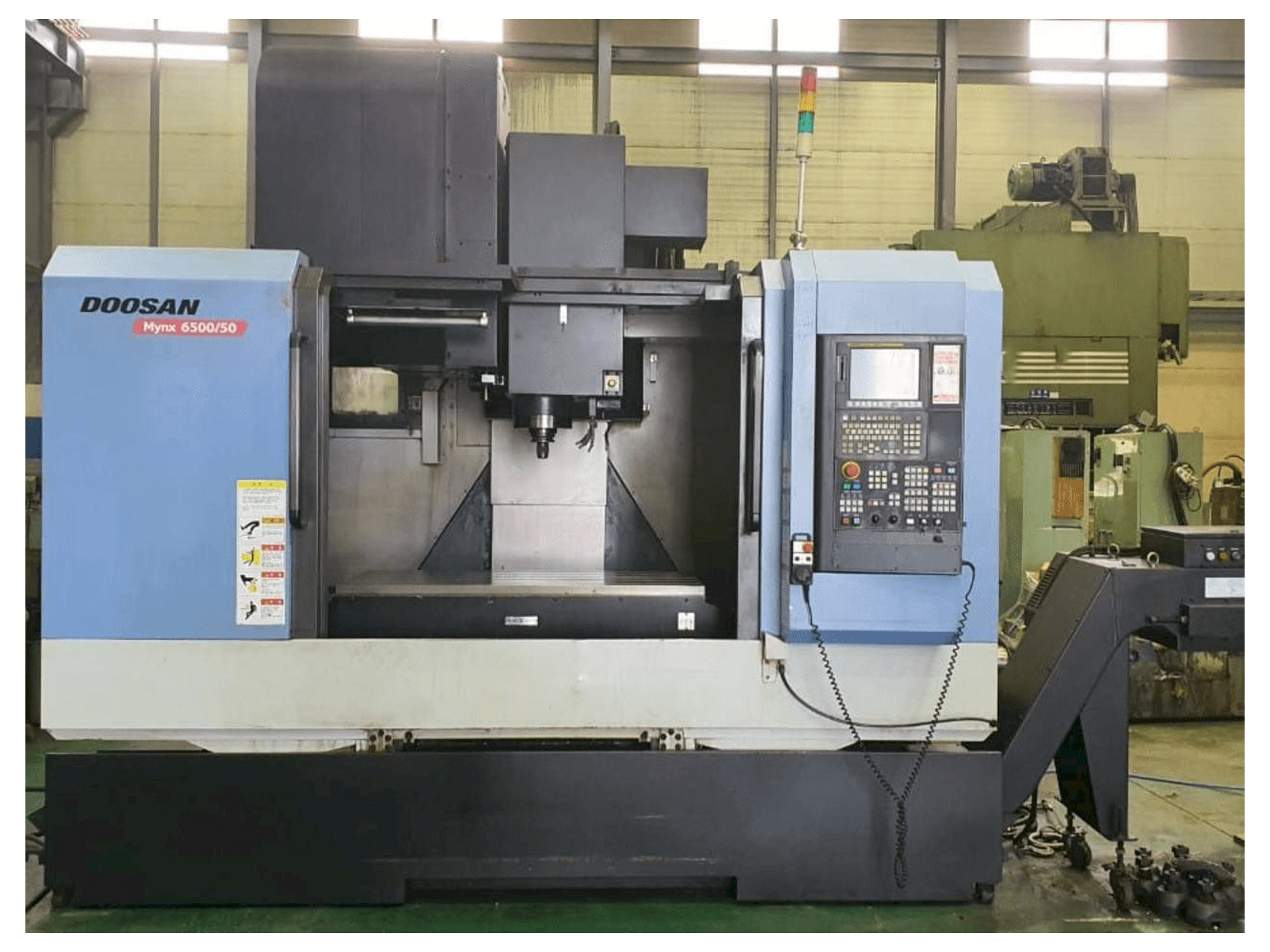 Frontansicht der Doosan Mynx 6500/50 Maschine