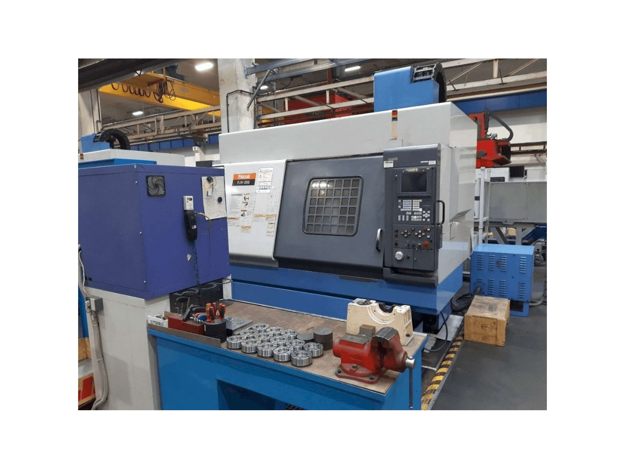 Frontansicht der Mazak FJV 250 Maschine