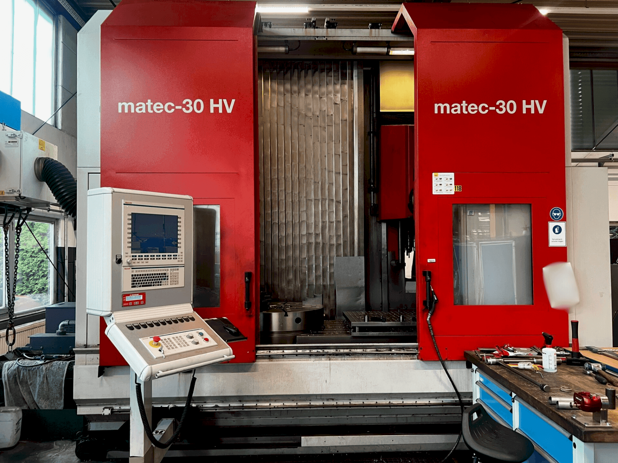 Frontansicht der Matec 30 HV Maschine