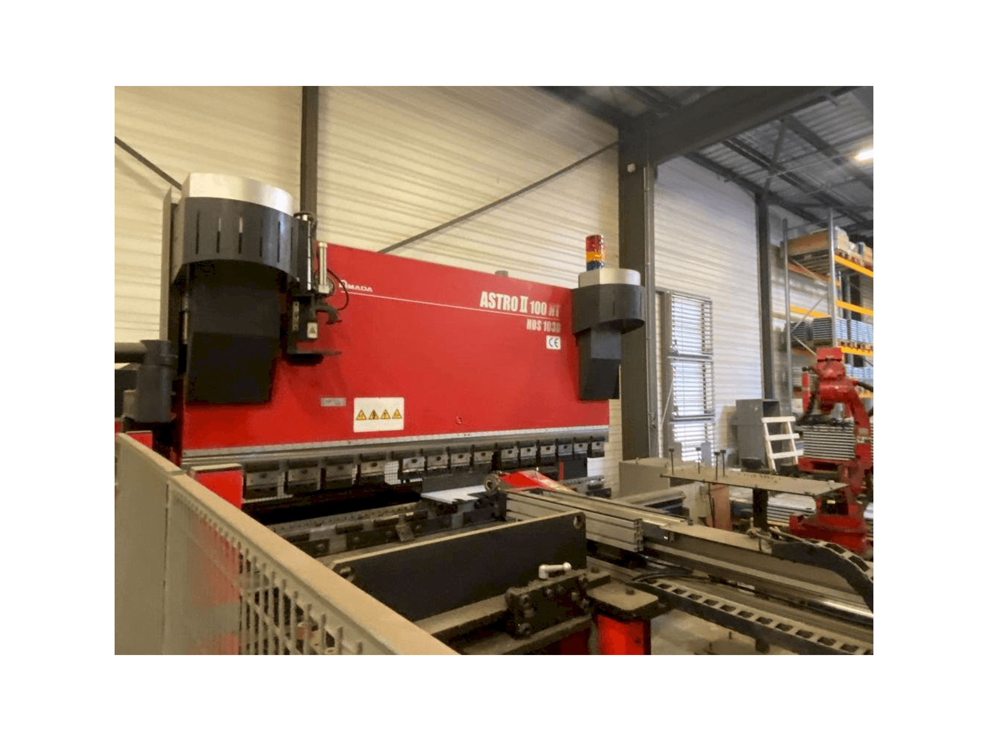 Frontansicht der AMADA ASTRO 100NT Maschine