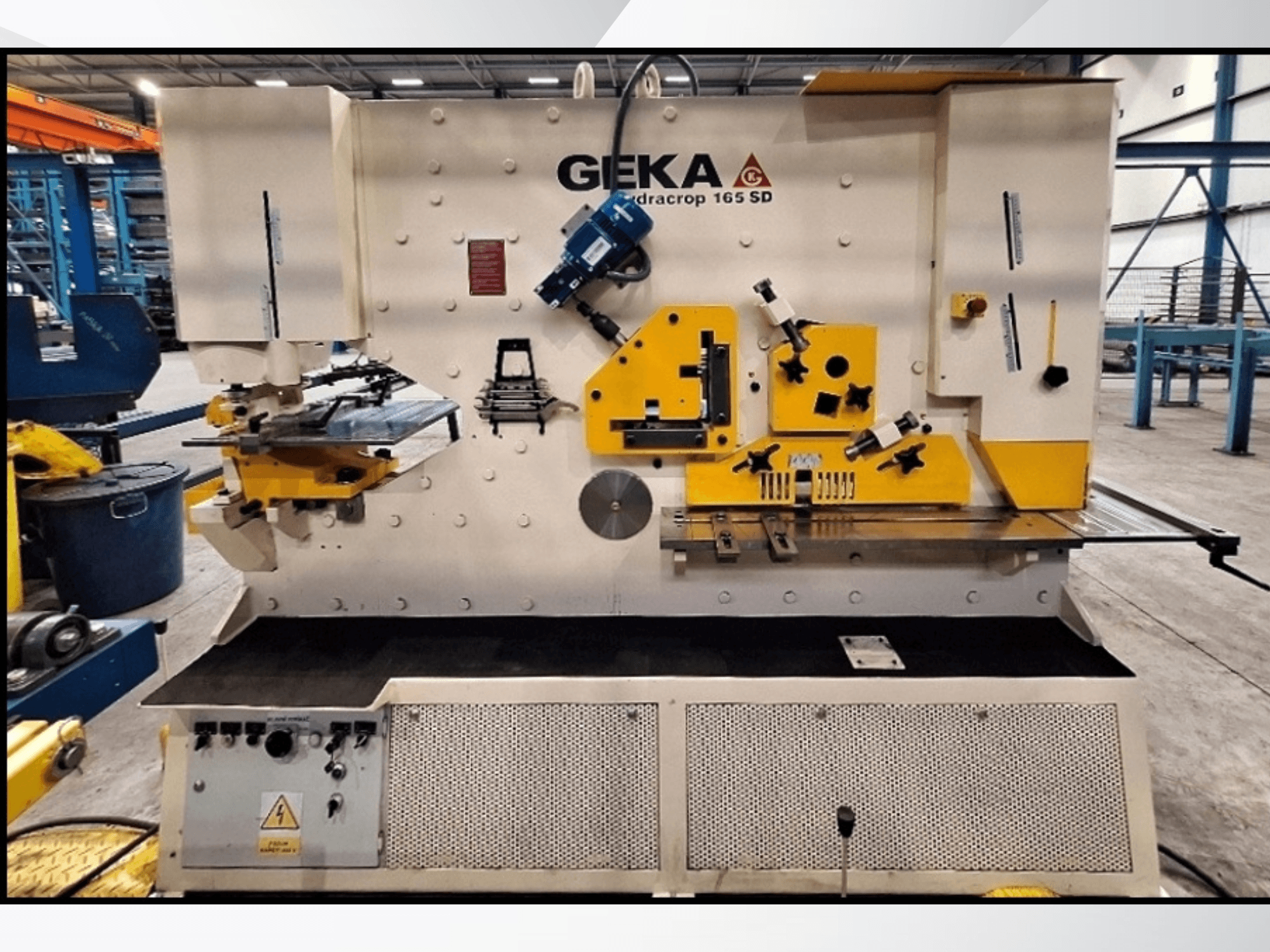 CNC-Scherenmaschine GEKA HYDRACROP 165/300 SD in Frontansicht, mit Darstellung der Bedienelemente und Schneidfunktionen.
