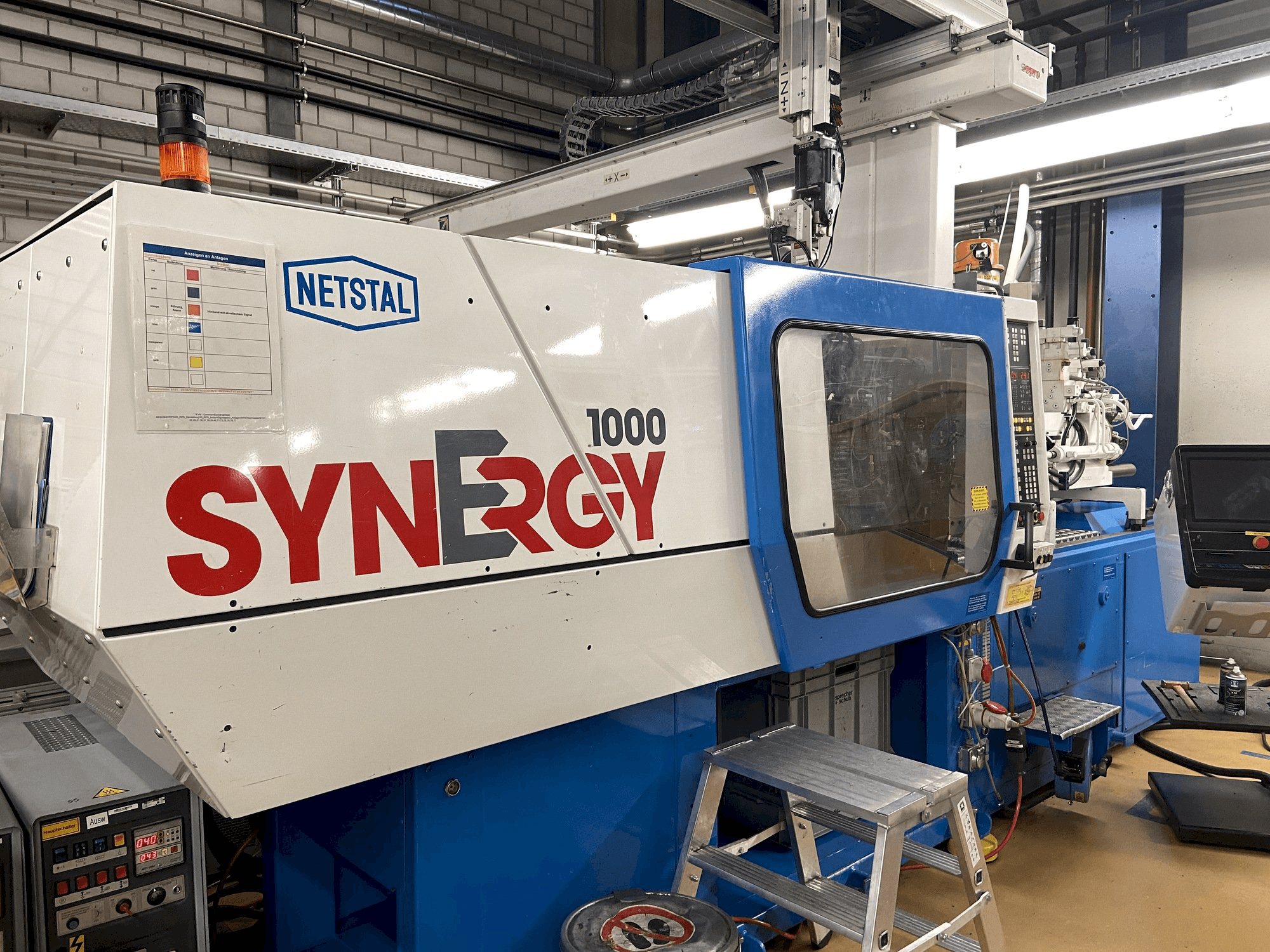 Frontansicht der Netstal Synergy 1000-230 Maschine