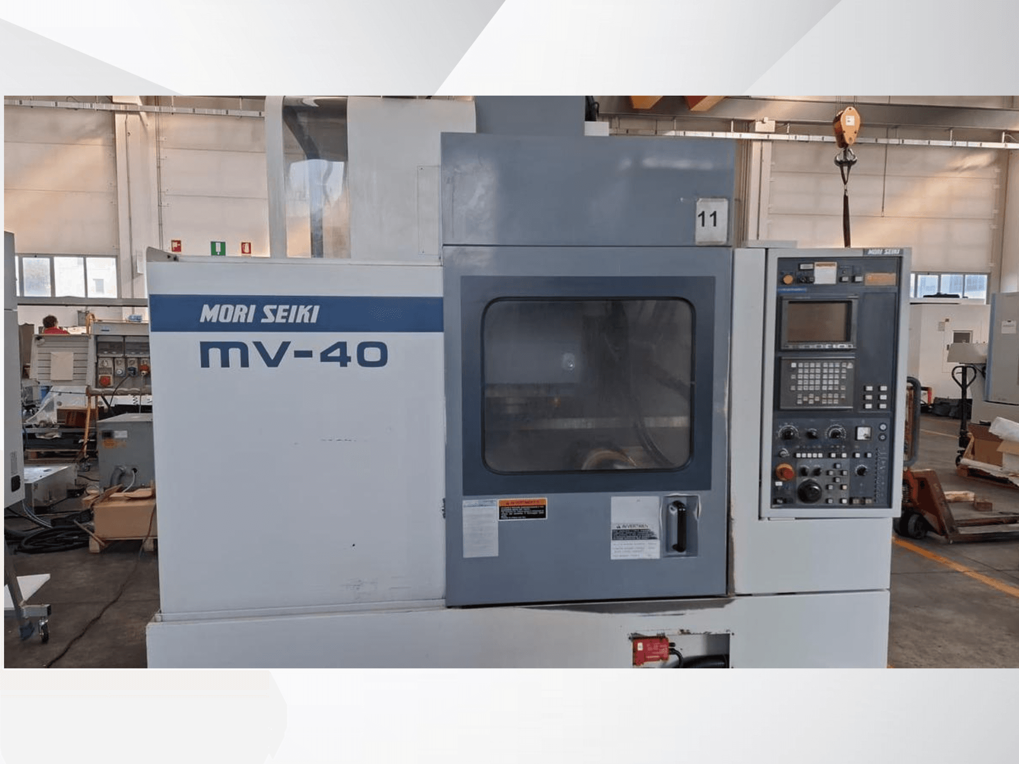 MORI SEIKI MV-40 Vertikal-Bearbeitungszentrum, Vorderansicht mit Bedienfeld und Fenster, in einer Werkstattumgebung.