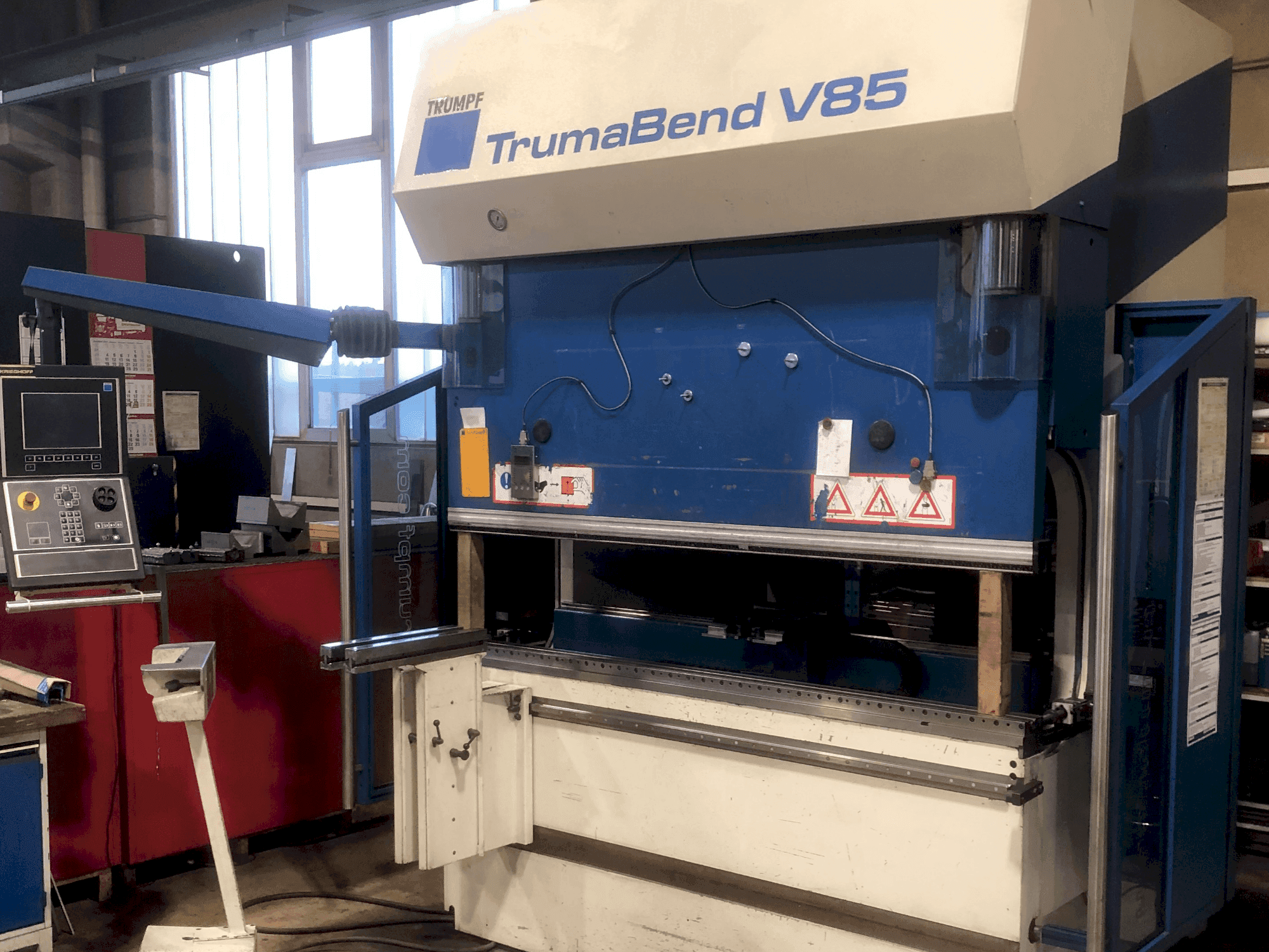 Frontansicht der TRUMPF TrumaBend V85X Maschine