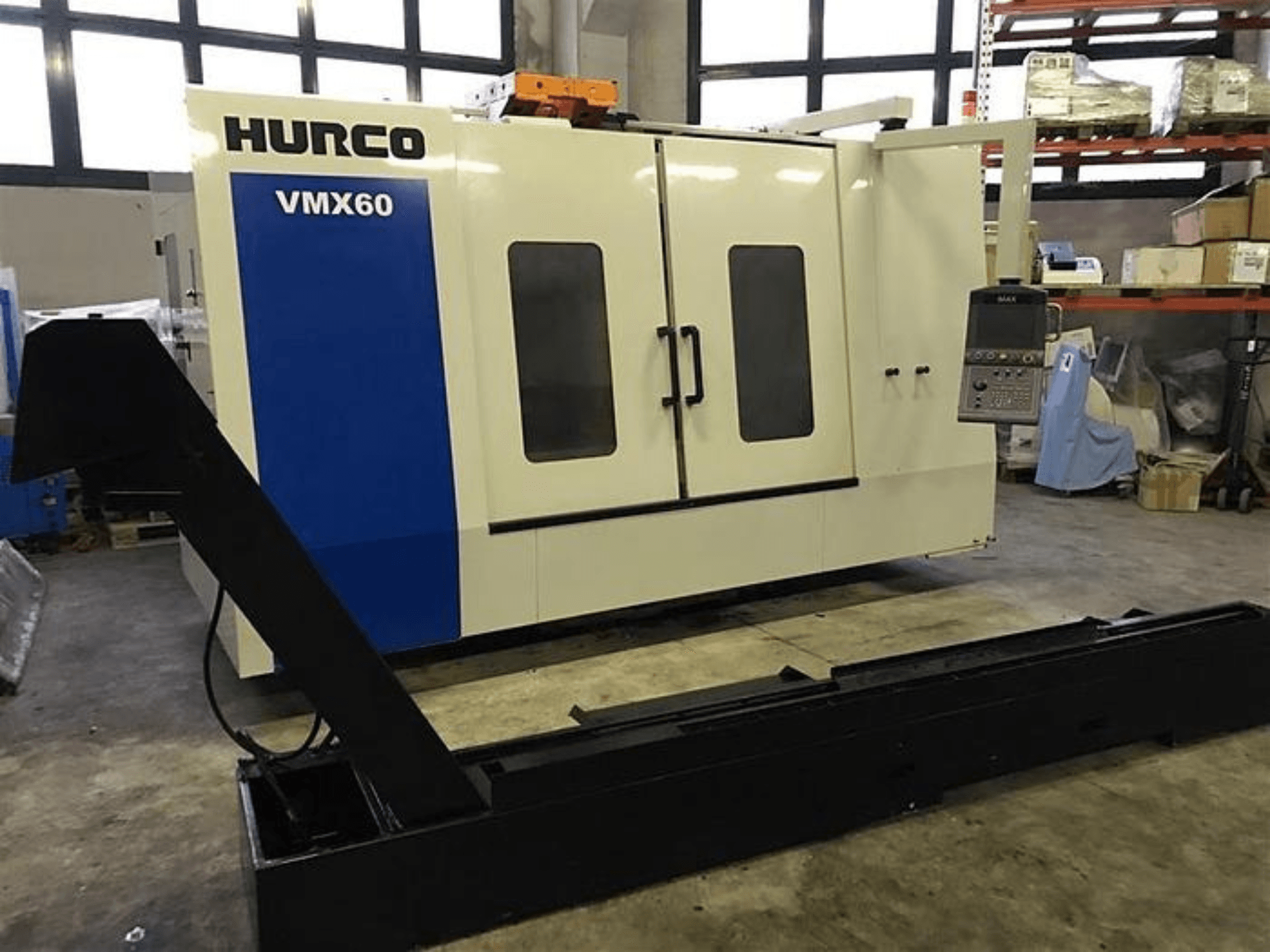 HURCO VMX60 CNC-Maschine in einer Werkstatt, Vorderansicht, mit Bedienfeld und angebrachter schwarzer Tragschiene.
