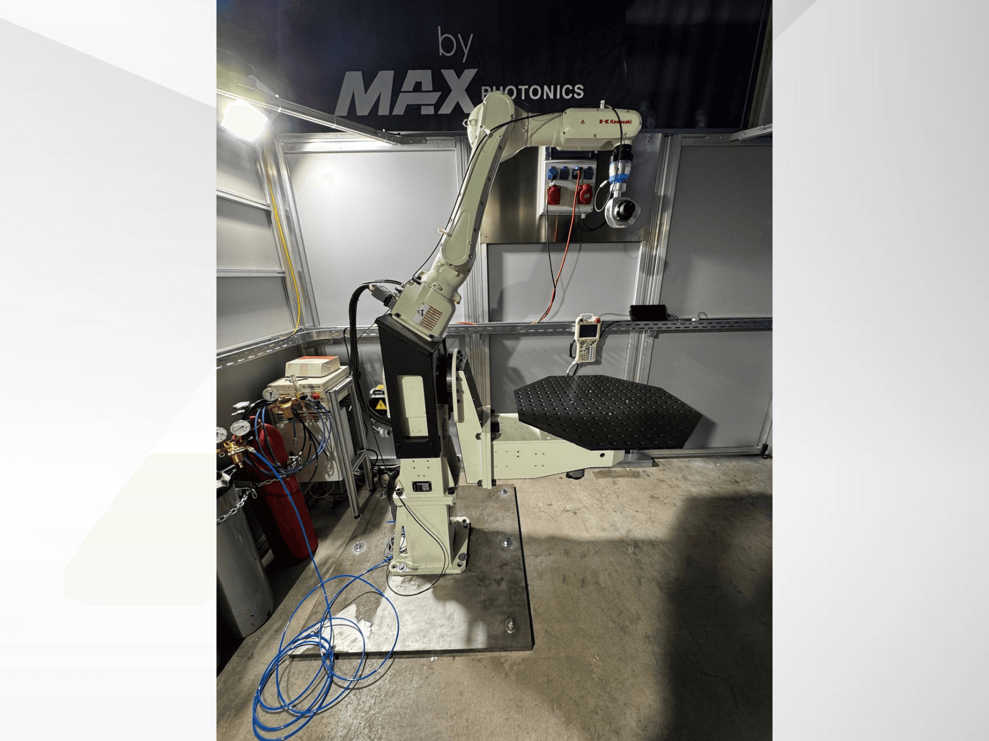 Max Photonics-Roboterarm, Vorderansicht, mit schwarzer, perforierter Plattform und Bedienfeld mit Messgeräten und Kabeln.