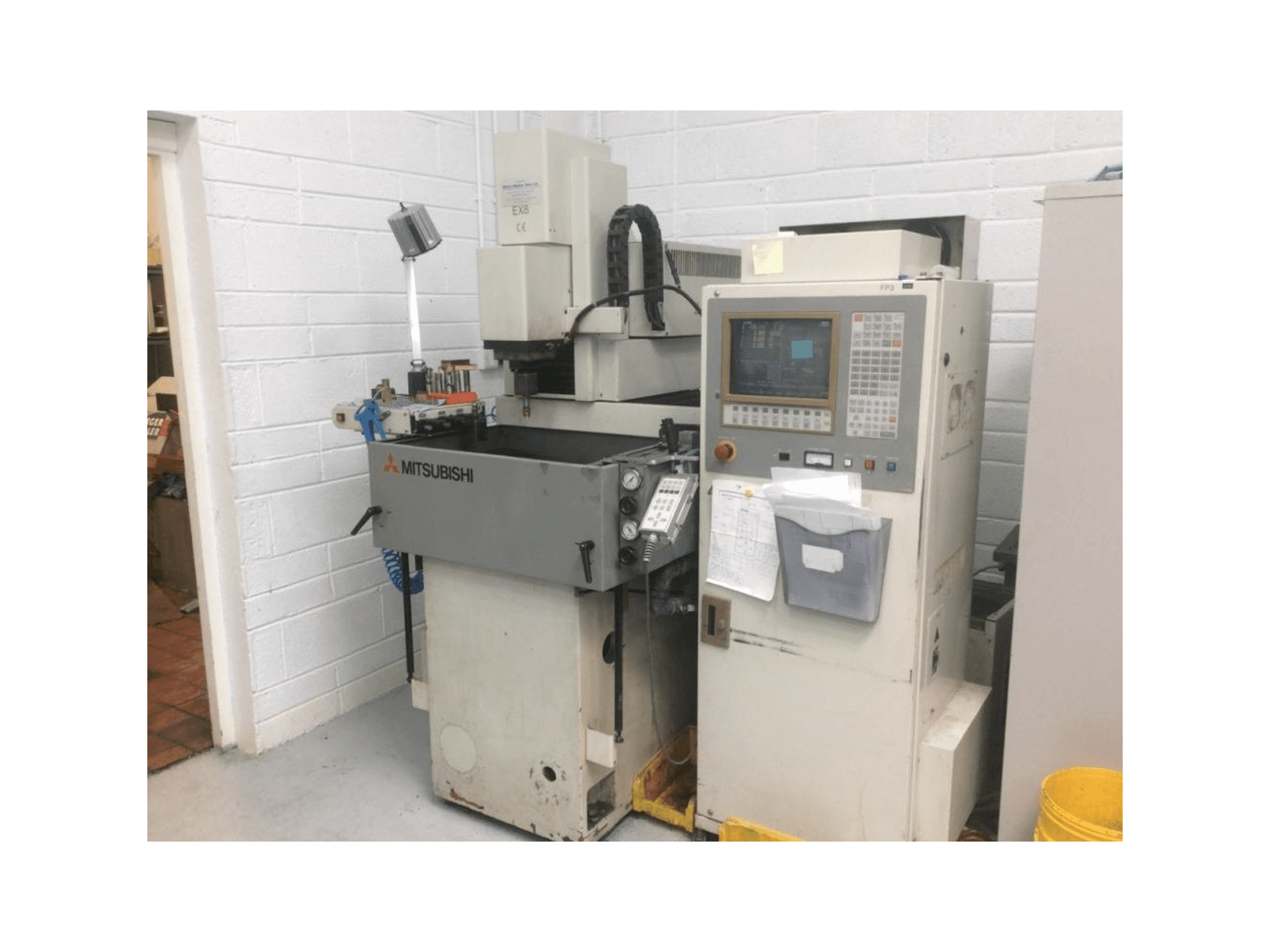 Frontansicht der Mitsubishi EX 8 Maschine