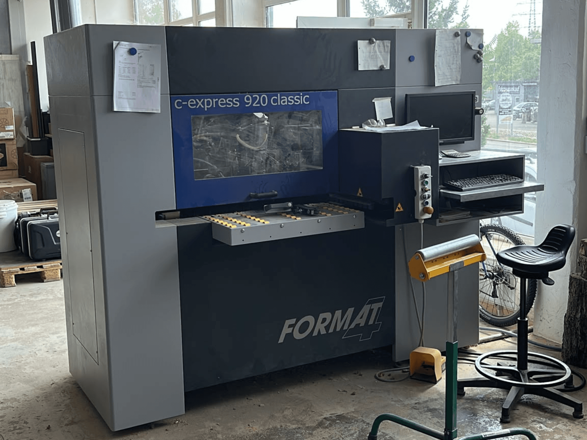 CNC-Holzbearbeitungszentrum FORMAT4 c-express 920 classic, Vorderansicht mit Bedienfeld und Arbeitsbereich.