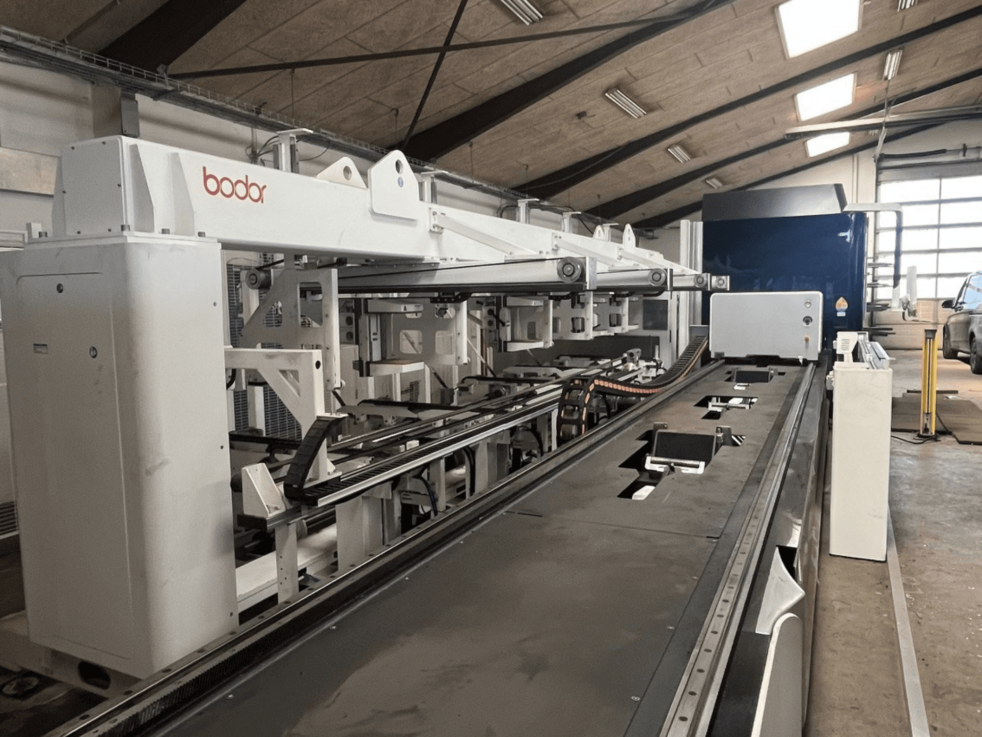 Die Rohrschneidemaschine Bodor T2-65-3000W, hier von der Seite gesehen, zeichnet sich durch ein schlankes Design mit Führungsschienen für eine präzise Schnittausrichtung aus.