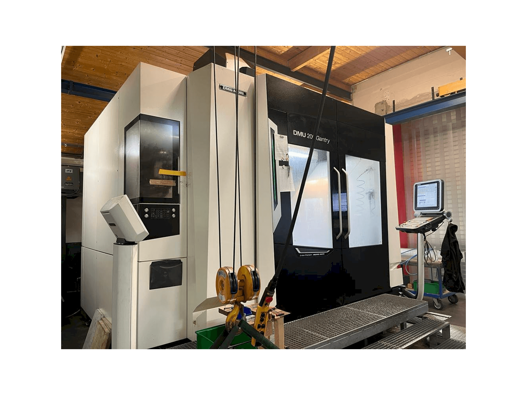 Frontansicht der DMG MORI DMU 200 Gantry Maschine
