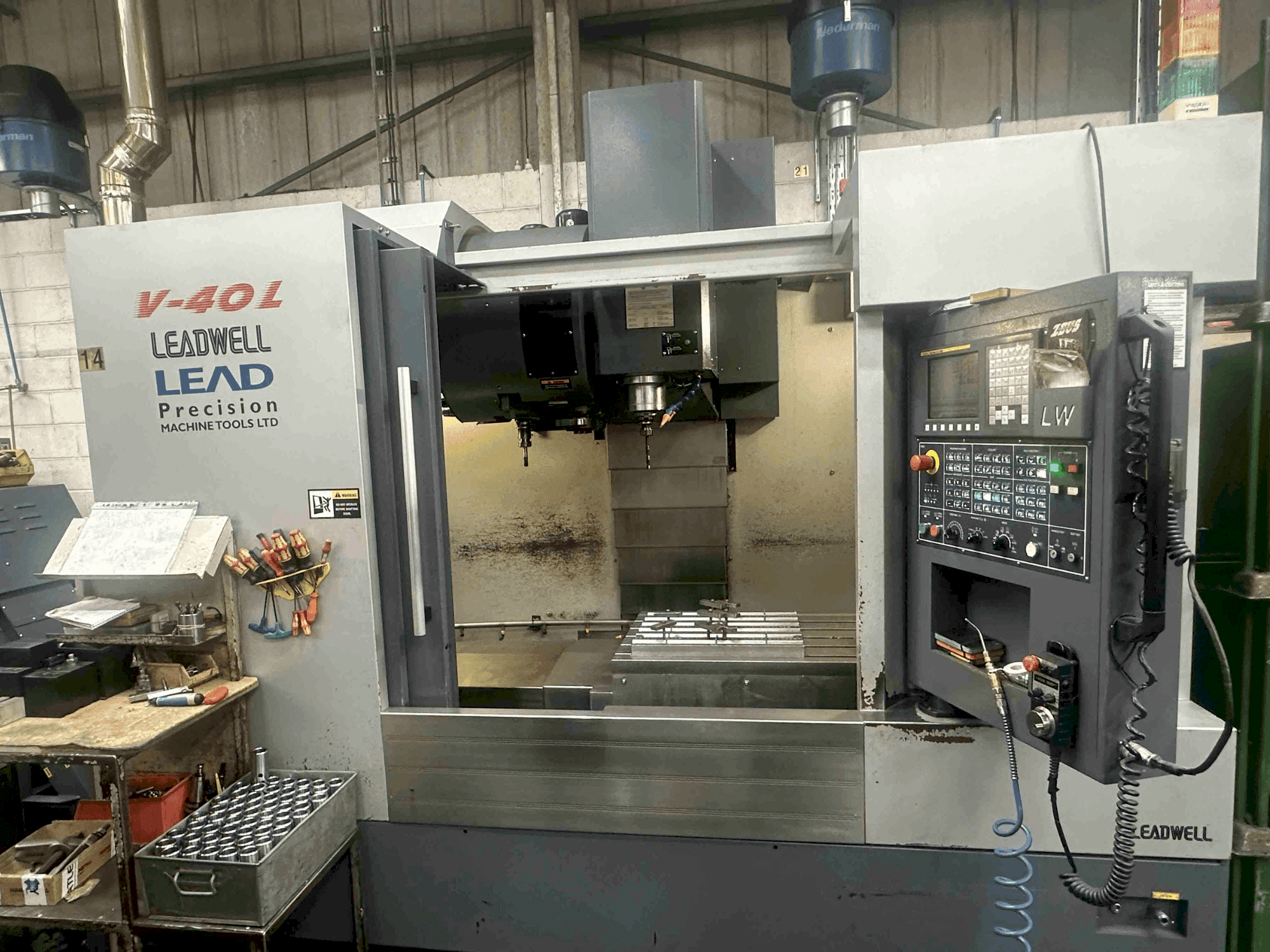 Frontansicht der Leadwell V-40L Maschine