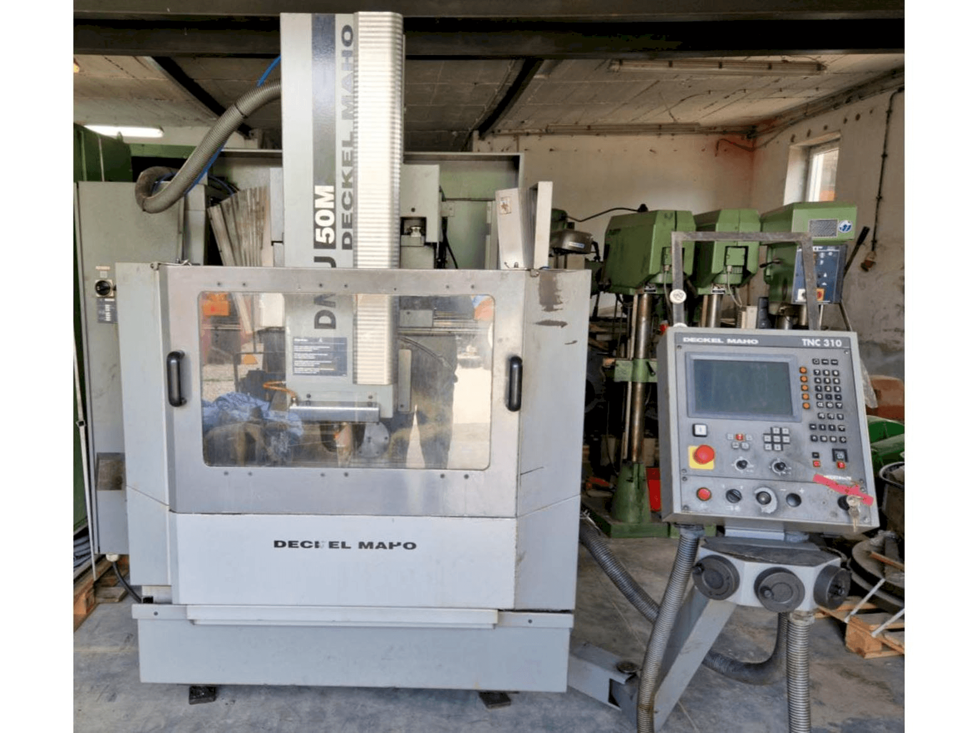 Frontansicht der DECKEL MAHO DMU 50M Maschine