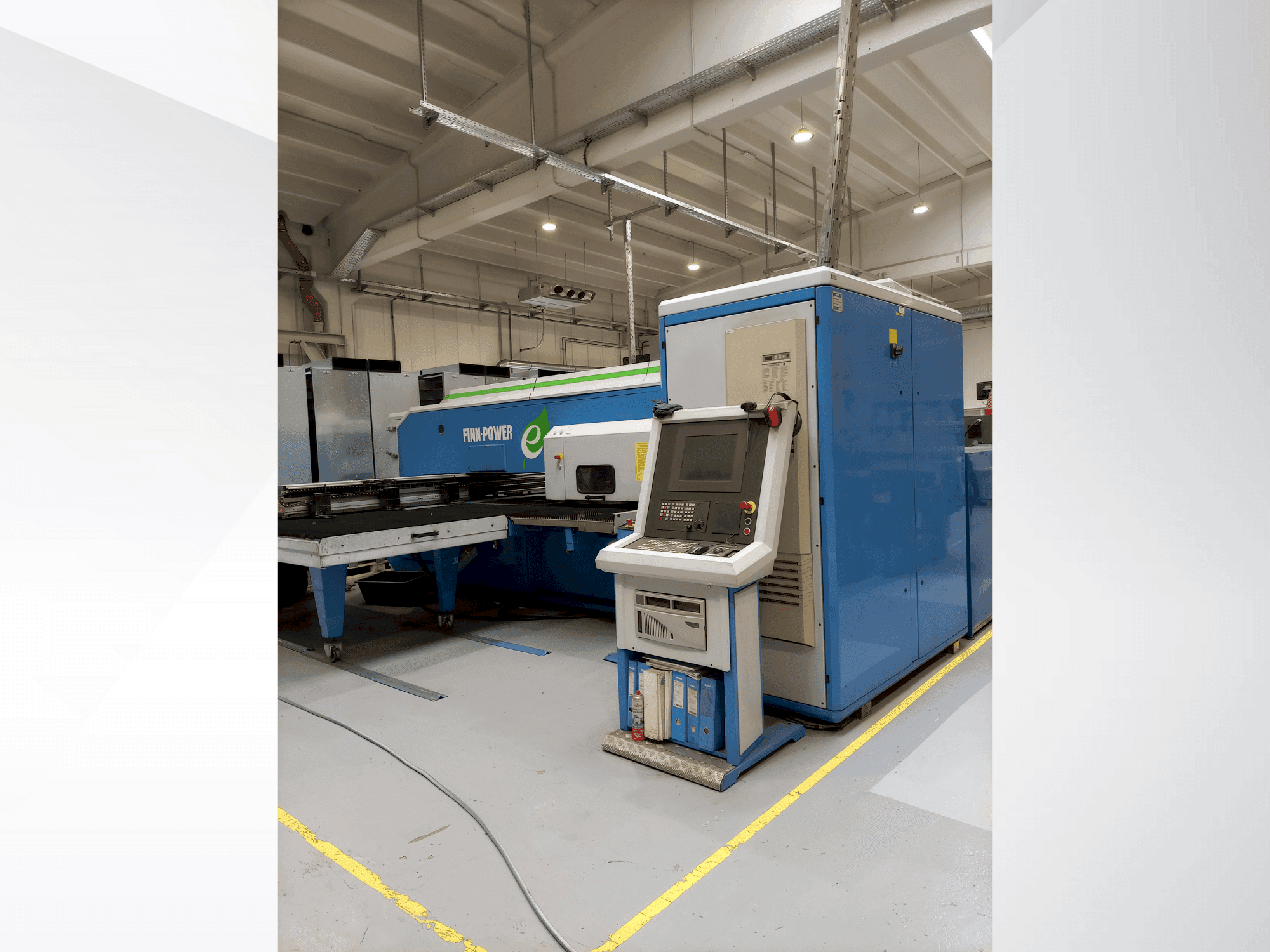 Frontansicht der Finn-Power E5 U Maschine