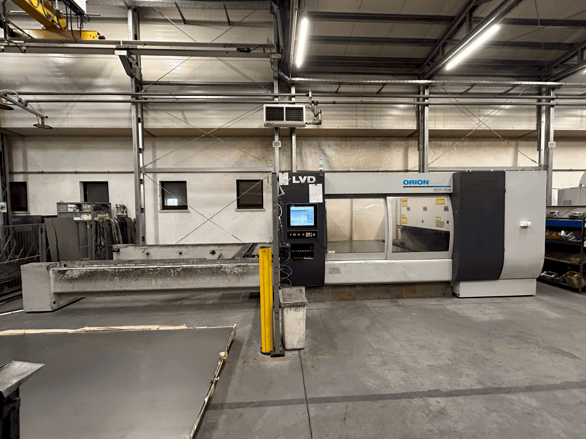 Frontansicht der LVD Orion 3015 Plus Maschine