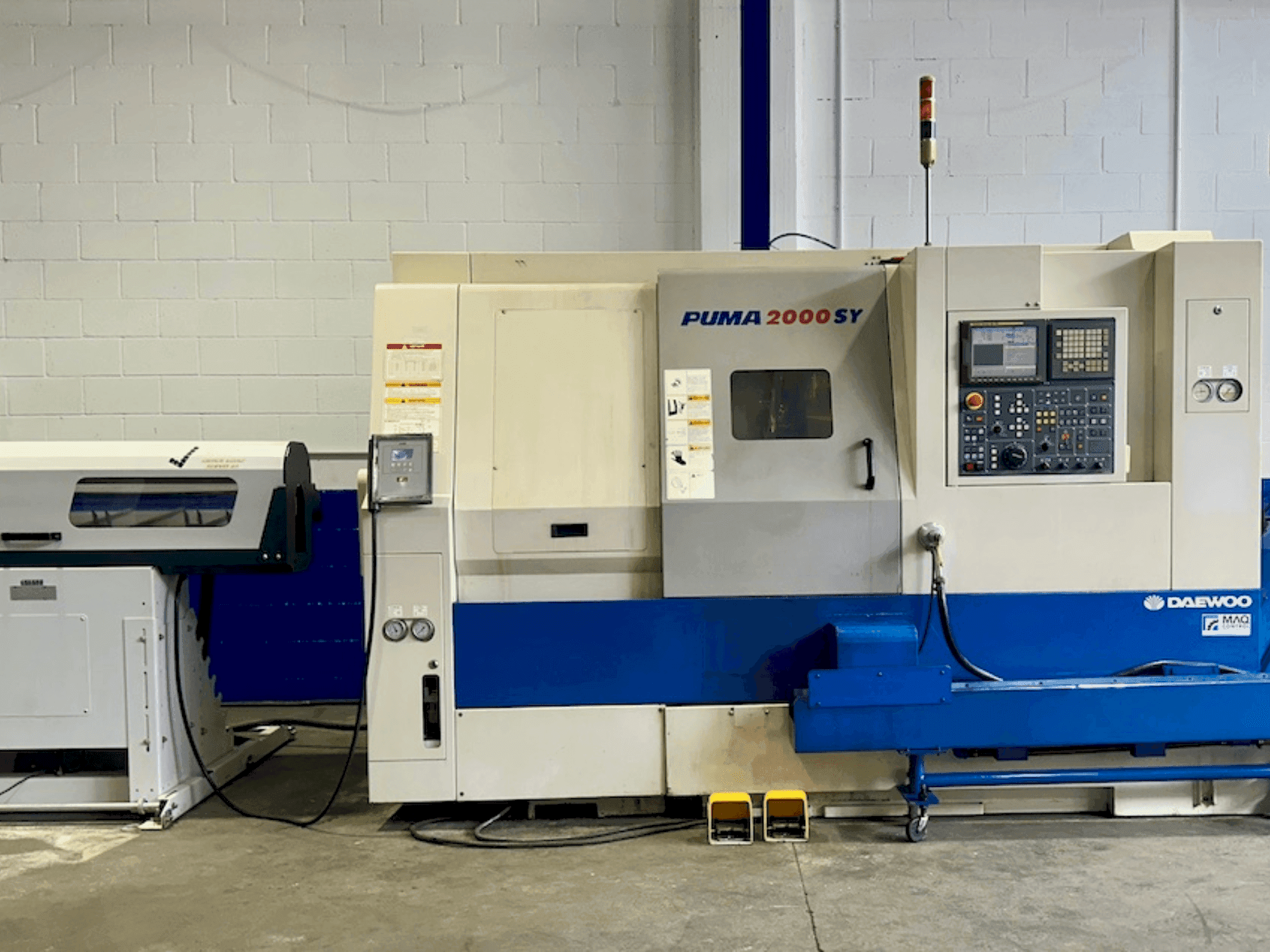 Frontansicht der DOOSAN PUMA 2000SY Maschine