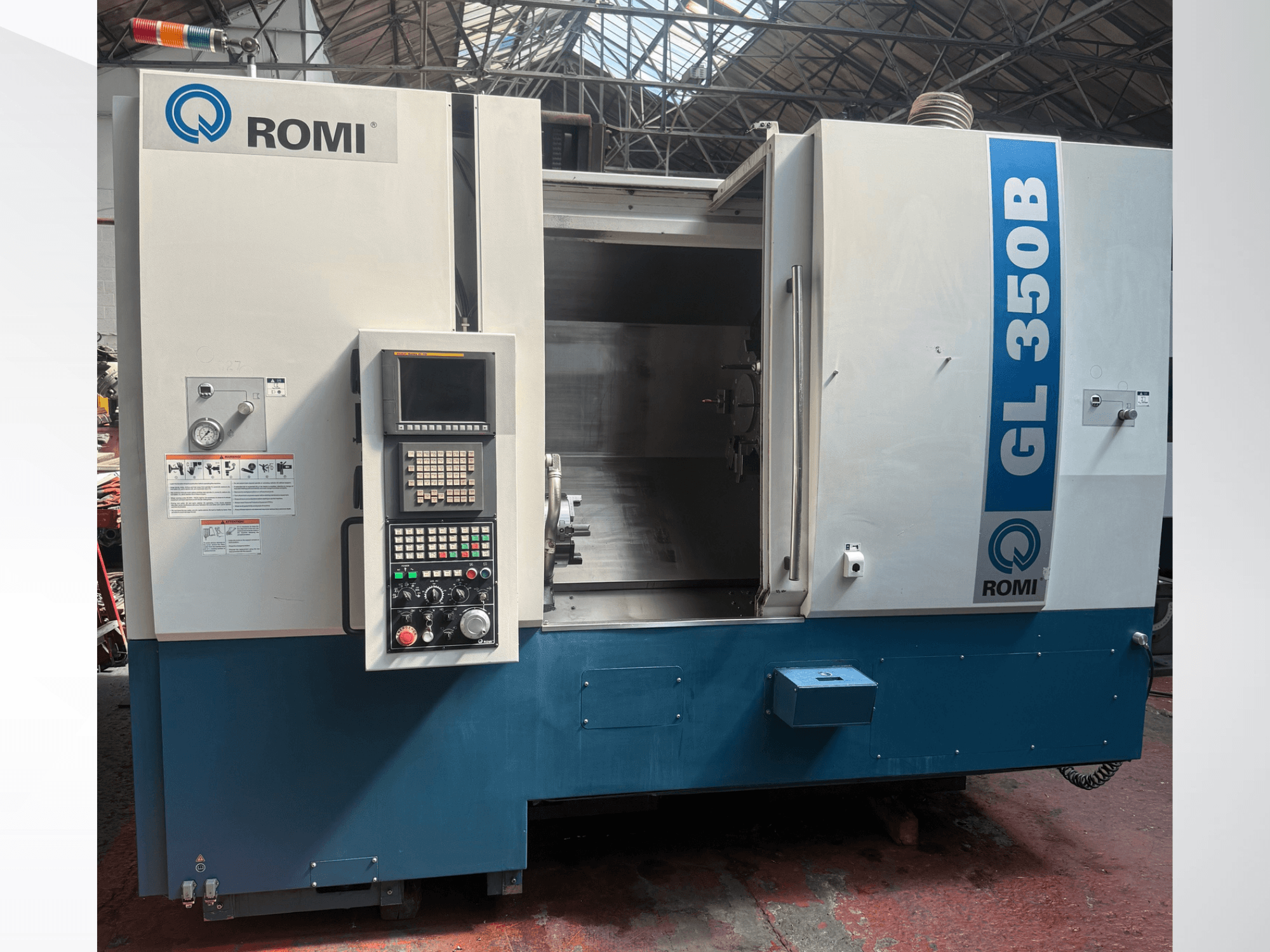 Vorderansicht der Romi GL 350B Horizontal-Drehmaschine, mit Bedienfeld und offenem Arbeitsbereich.
