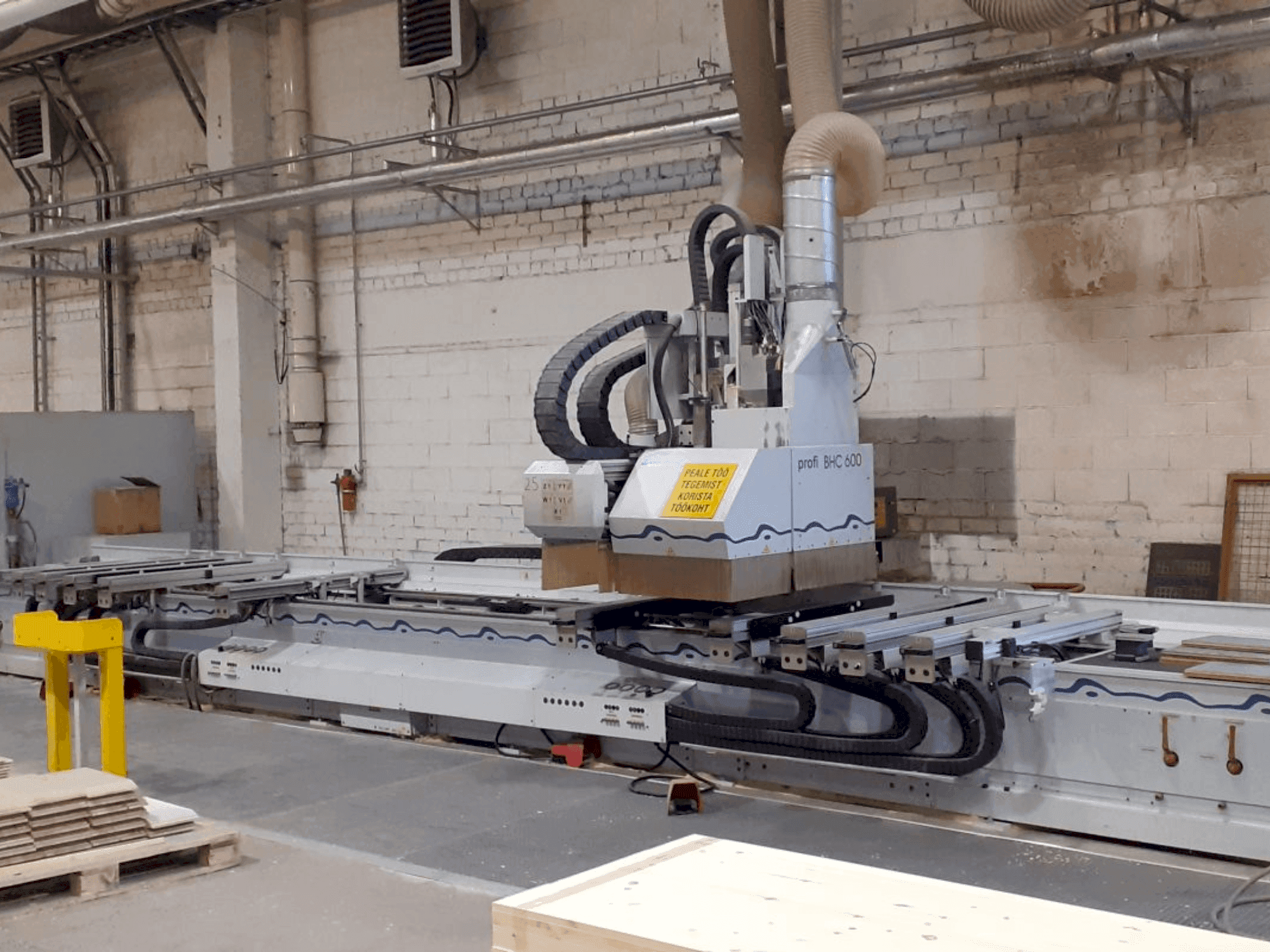 Frontansicht der Weeke Profi BHC 600 Maschine