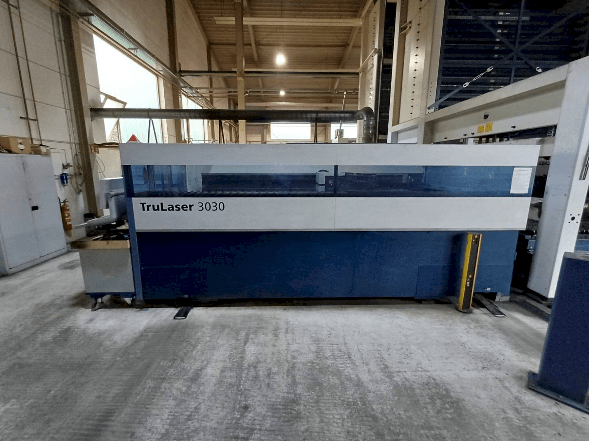 Frontansicht der TRUMPF TruLaser 3030 Maschine