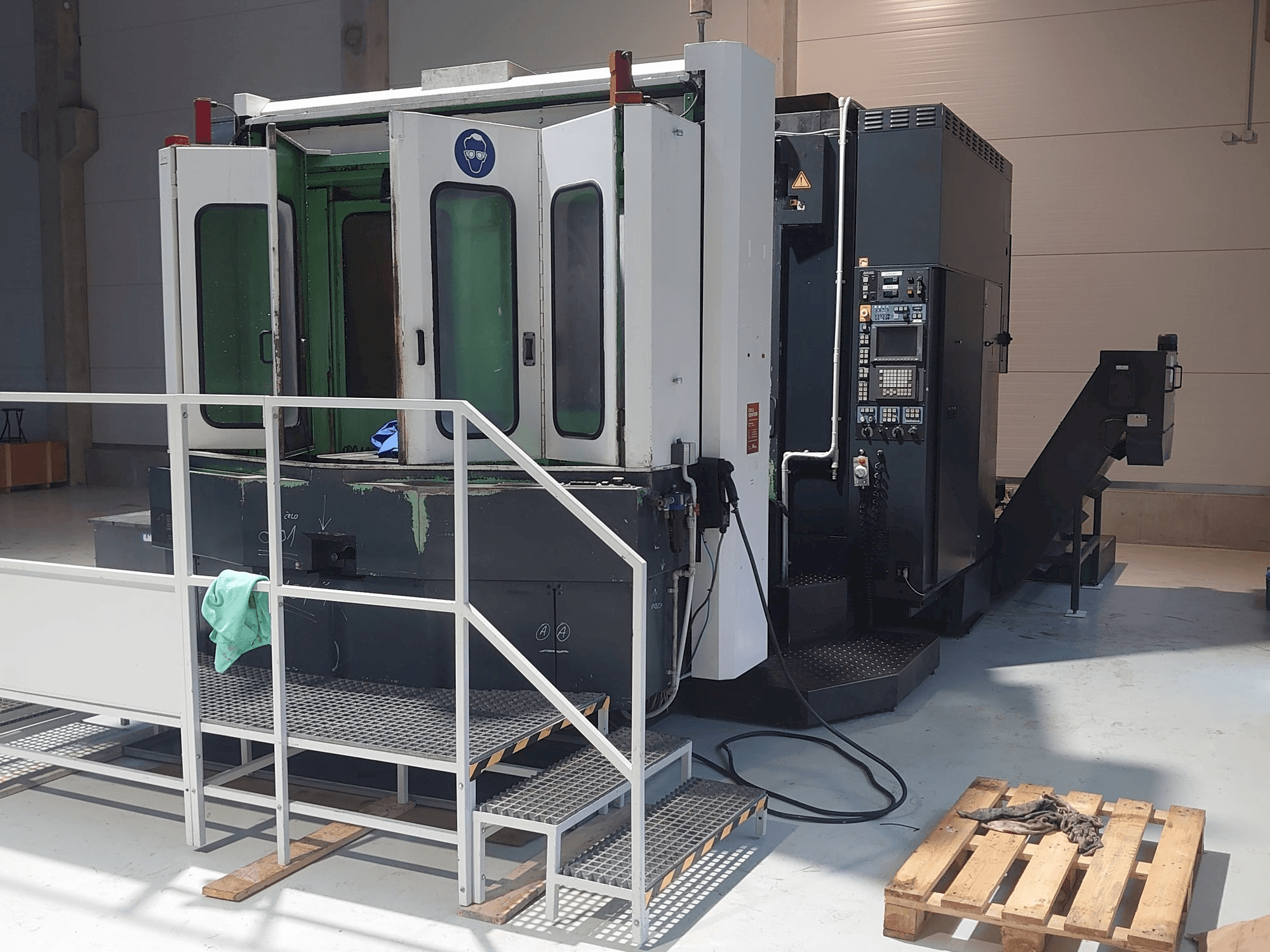 Frontansicht der Makino A77 Maschine