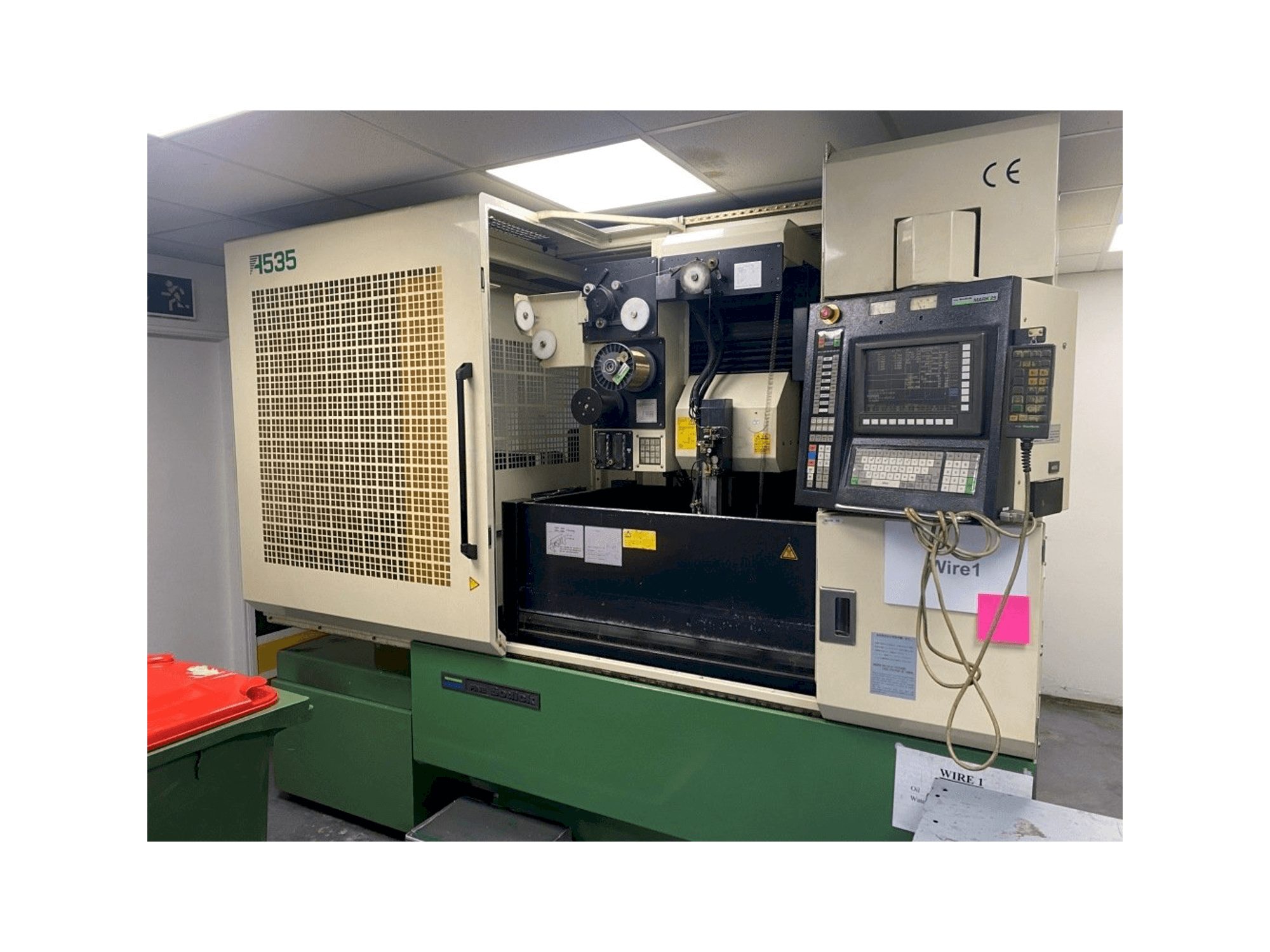 Frontansicht der Sodick A535 Maschine