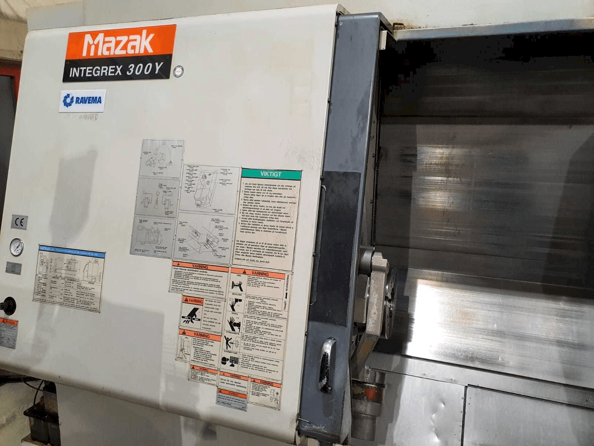 Frontansicht der Mazak Integrex 300Y Maschine
