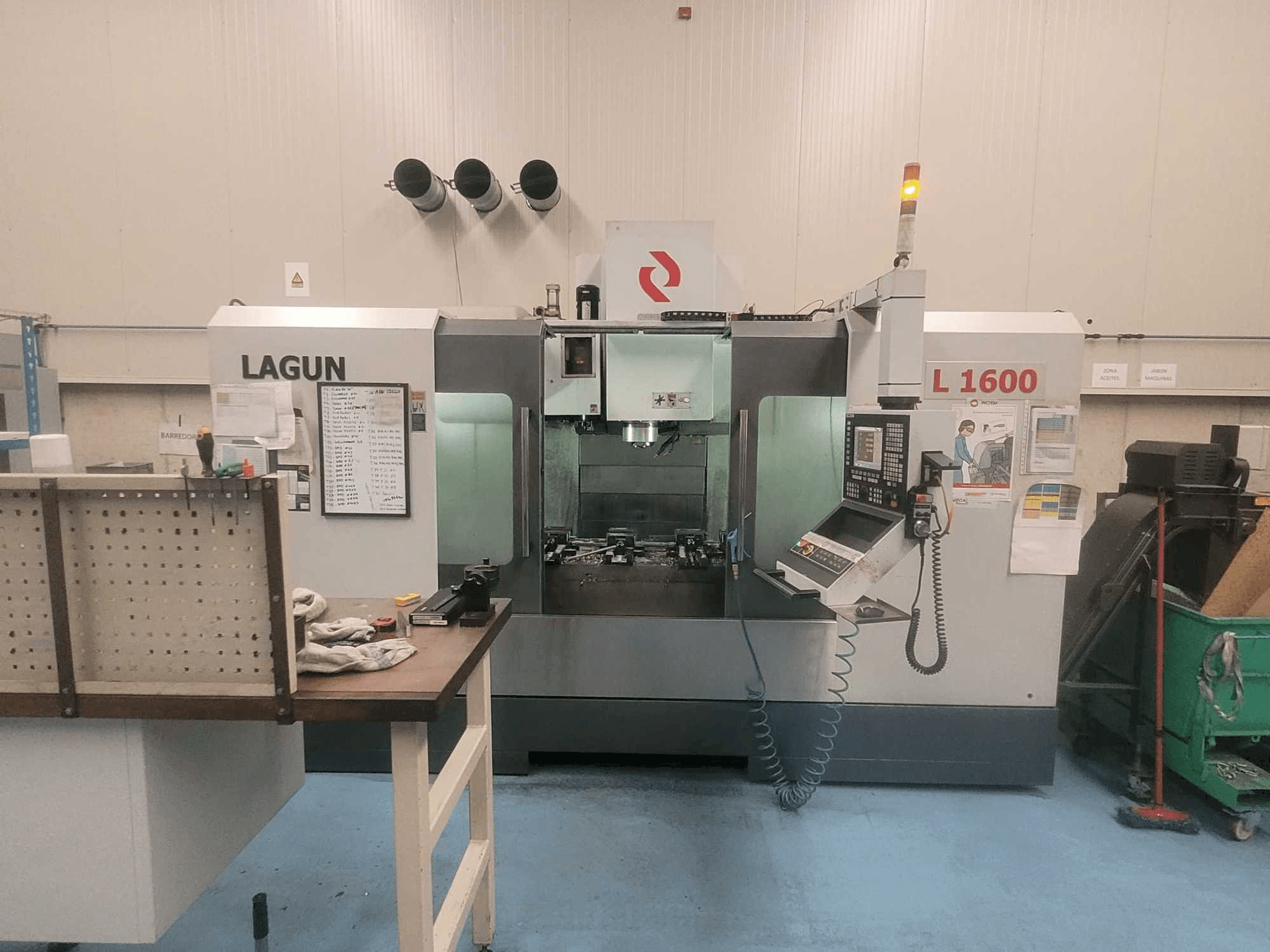 Frontansicht der LAGUN L-1600 Maschine