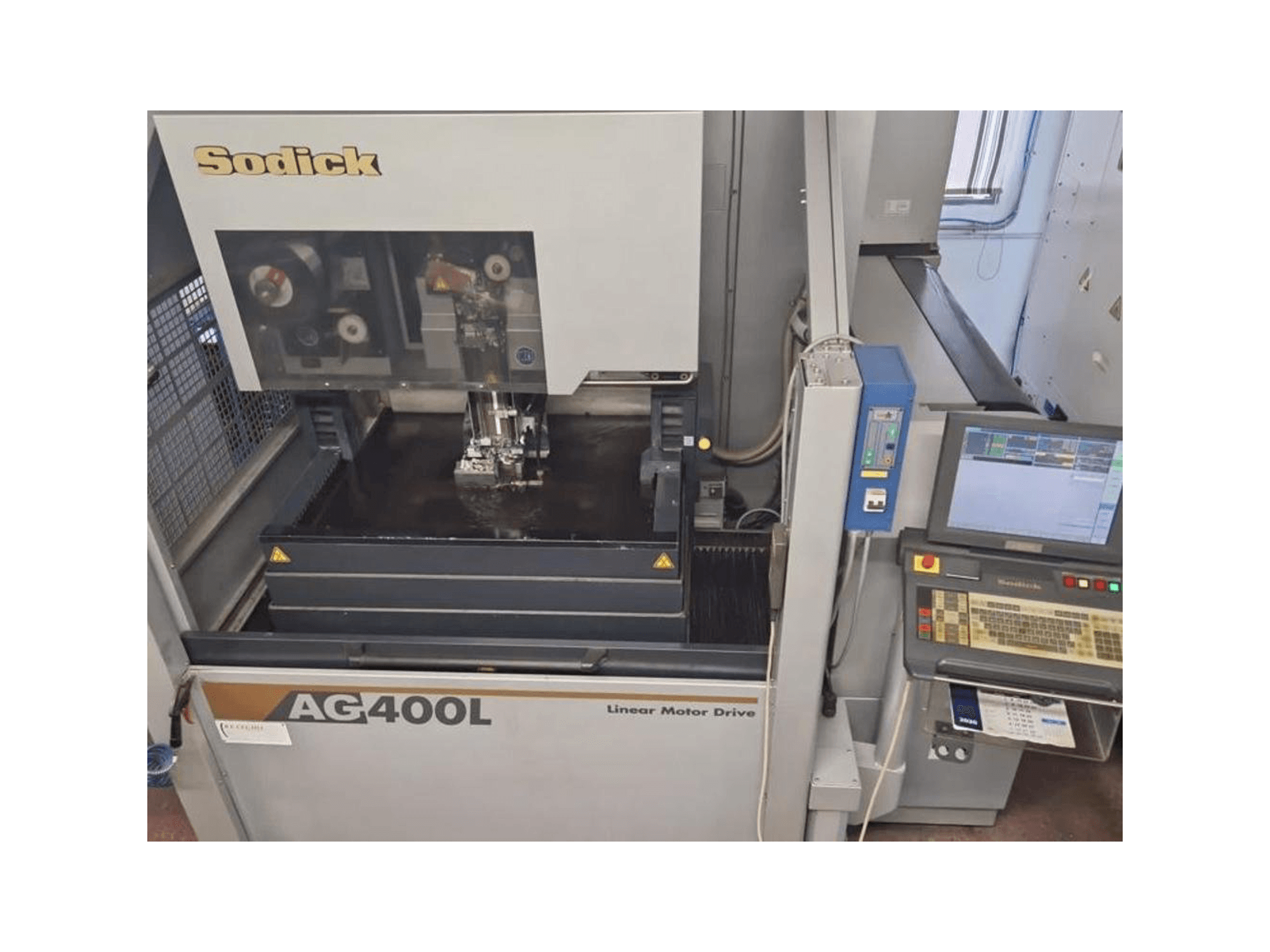 Frontansicht der Sodick AG400L Maschine