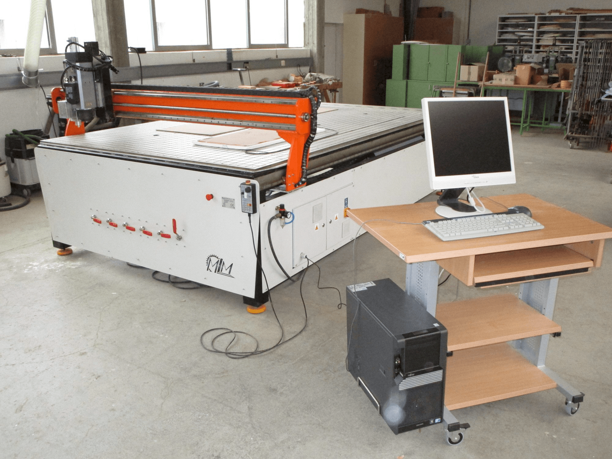 Frontansicht der MLM Ploter CNC Maschine