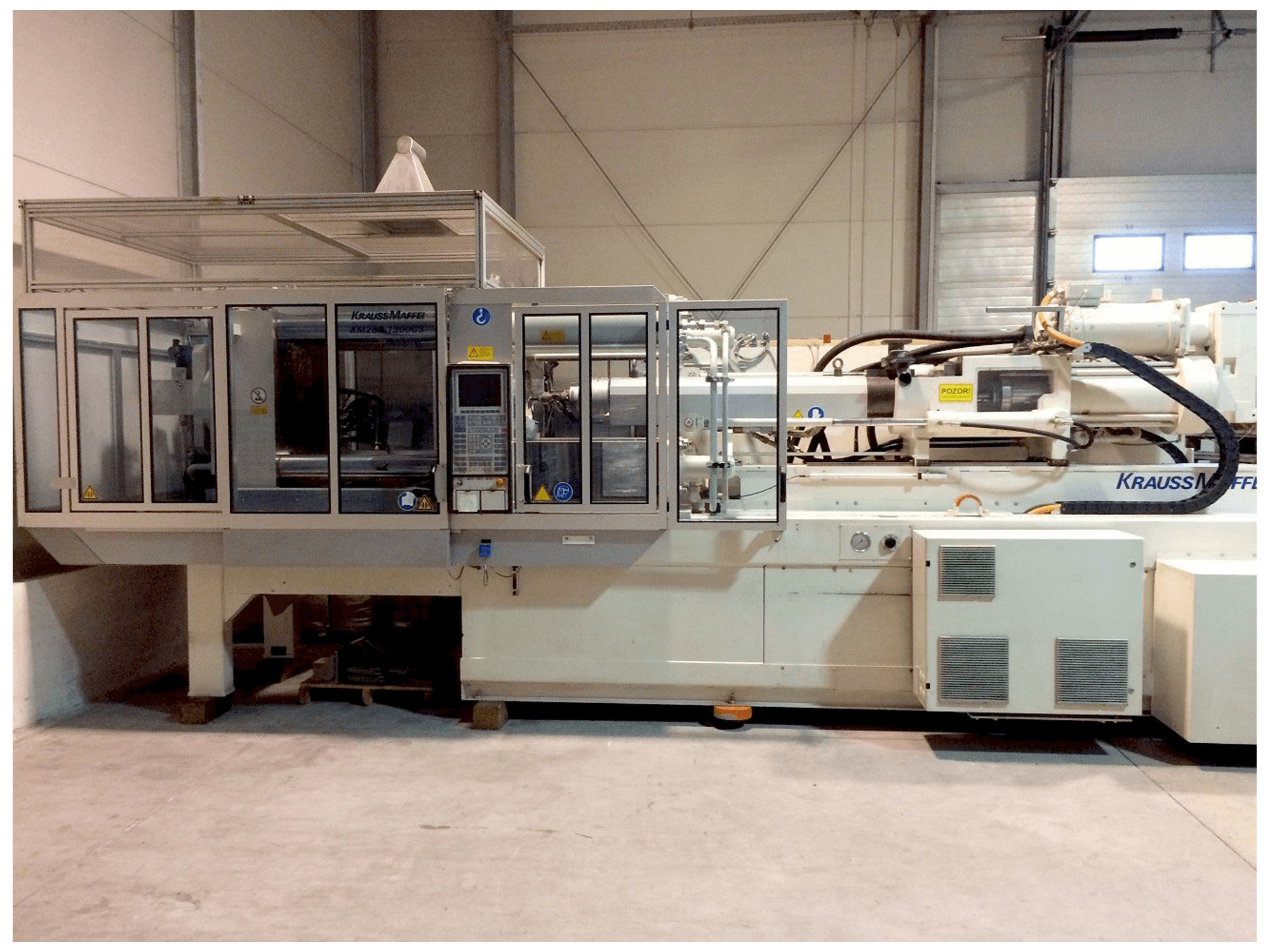 Frontansicht der Krauss Maffei KM 280-1900 C3 Maschine