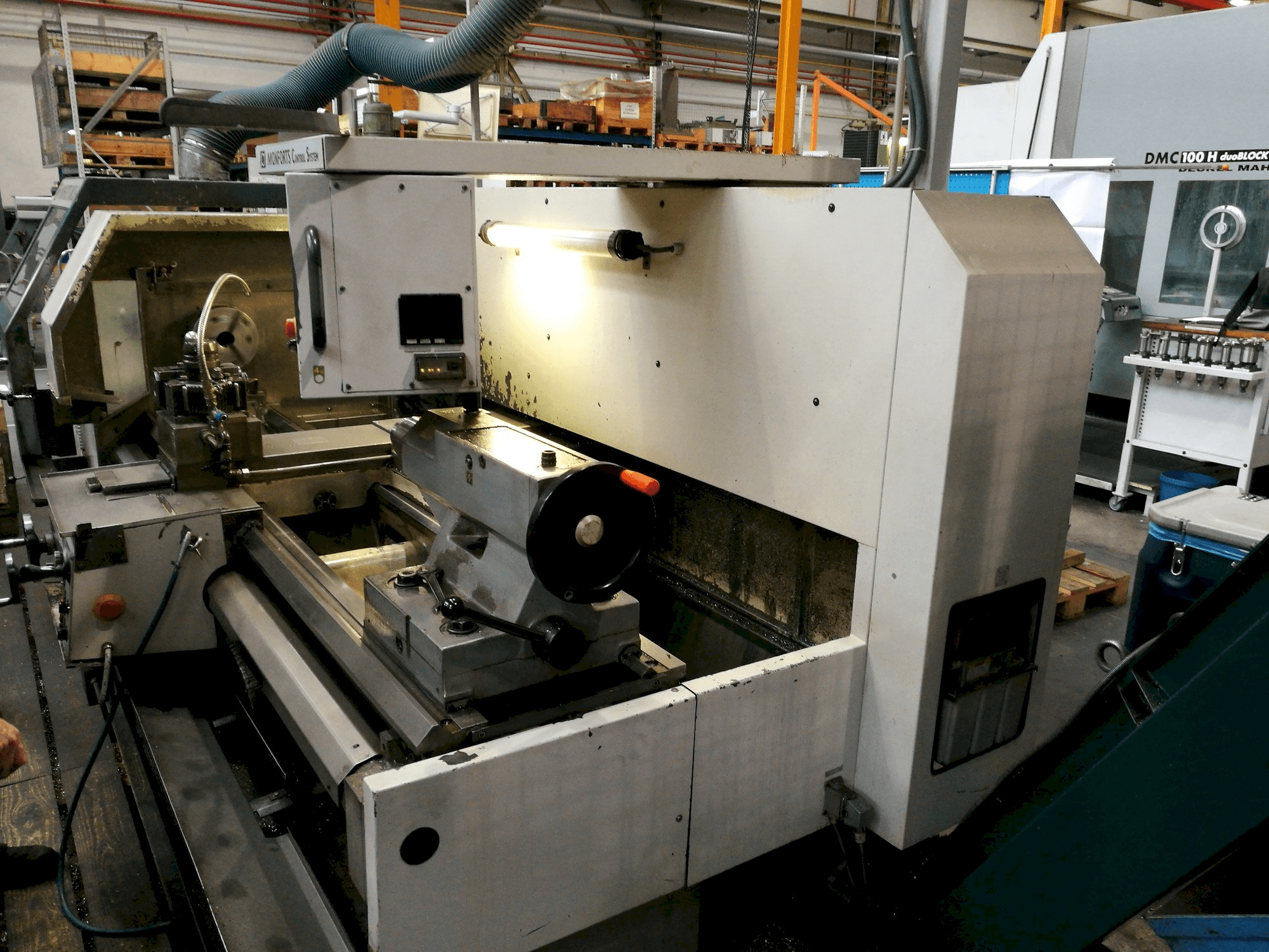 Frontansicht der Monforts KNC 6 Maschine