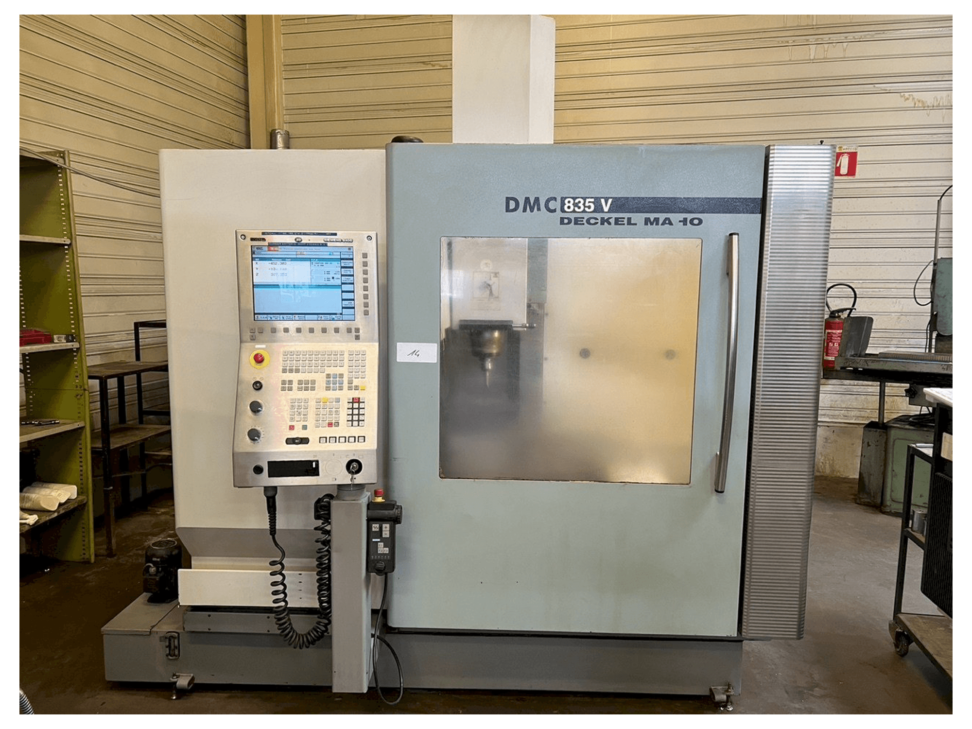 Frontansicht der DMG DMC 835 Maschine