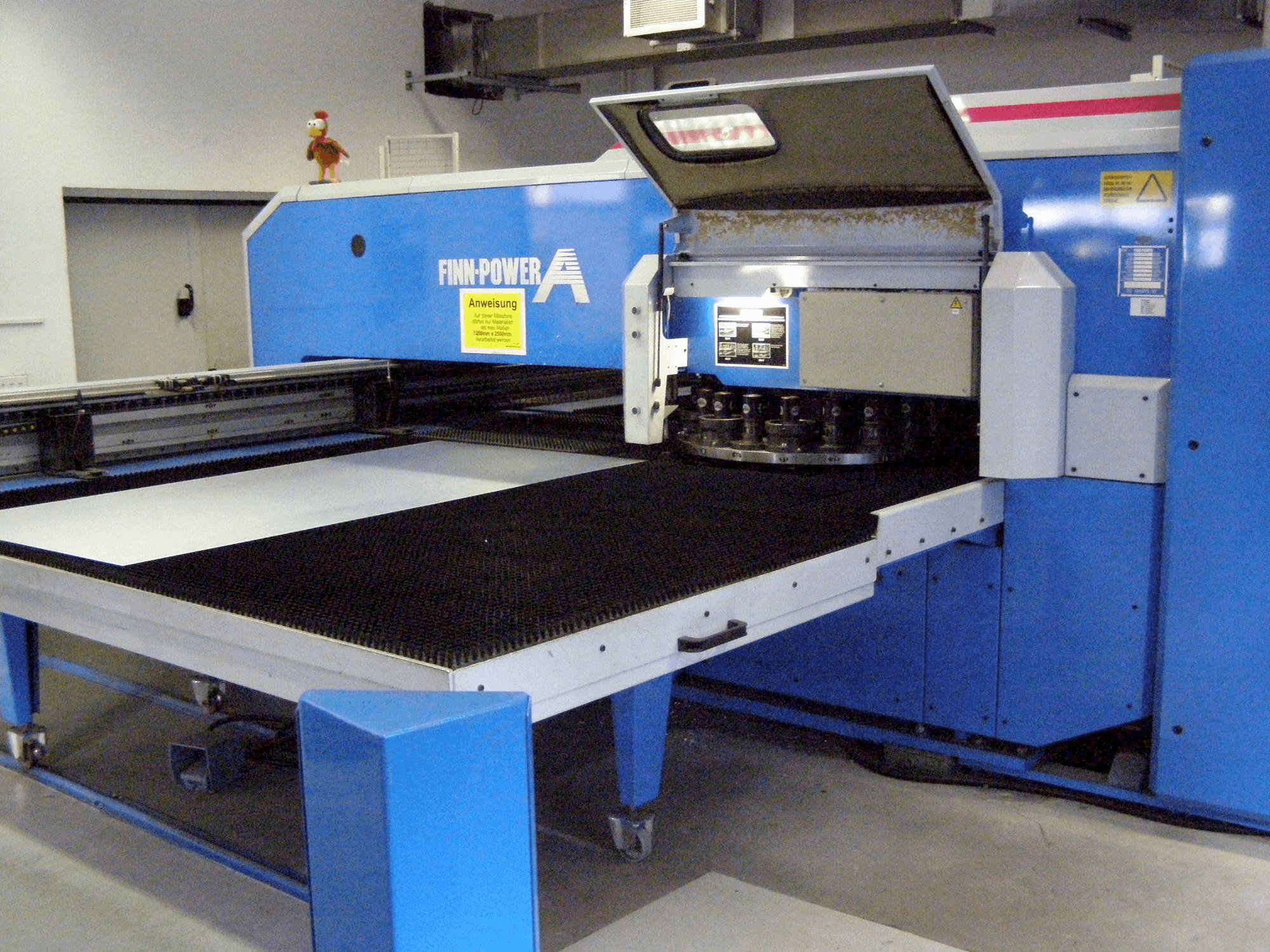 Frontansicht der Finn-Power A5 – 25 SBV Maschine