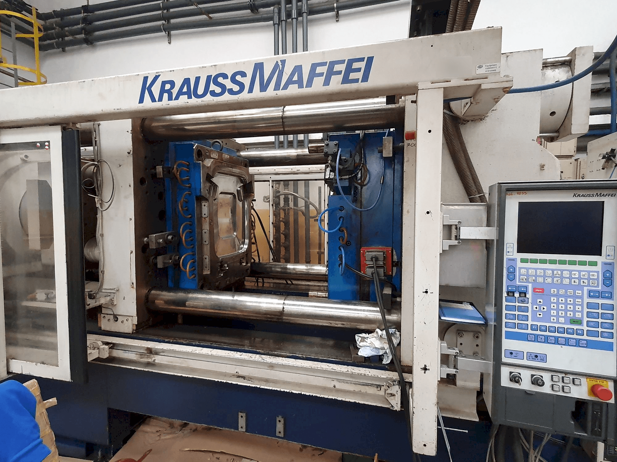 Frontansicht der Krauss Maffei 800-4350 BM (1996) Maschine