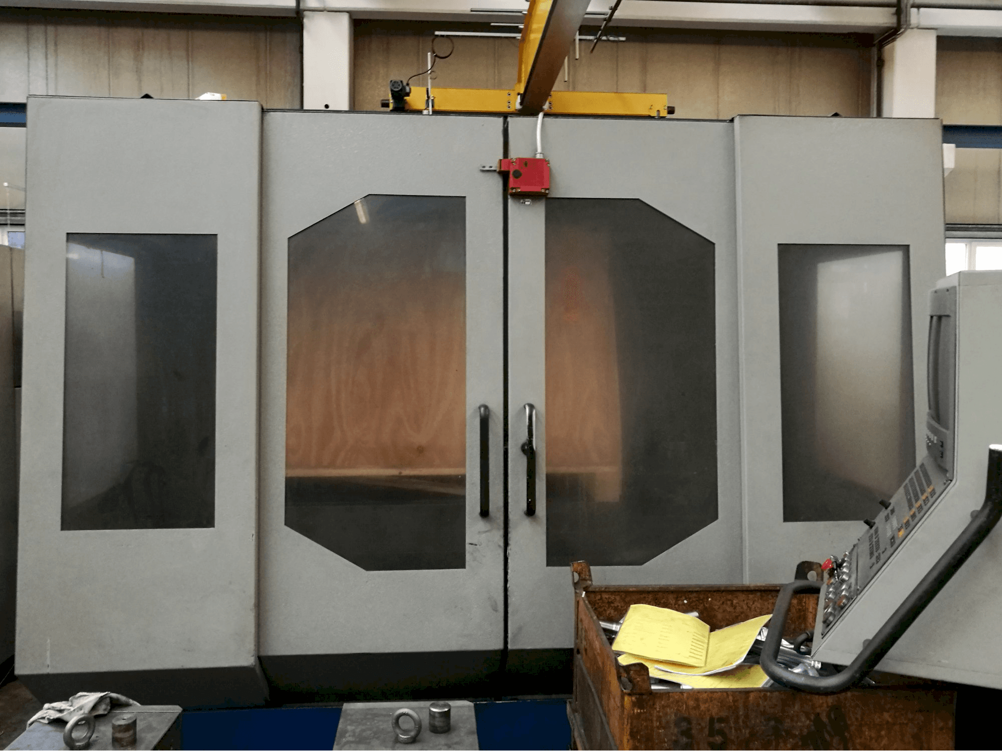 Frontansicht der Strojtos FGS 50 CNC Maschine
