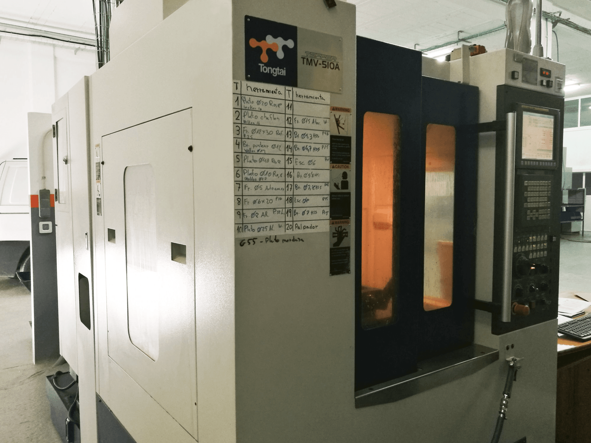 Linke Seitenansicht der Tongtai TMV-510A Maschine