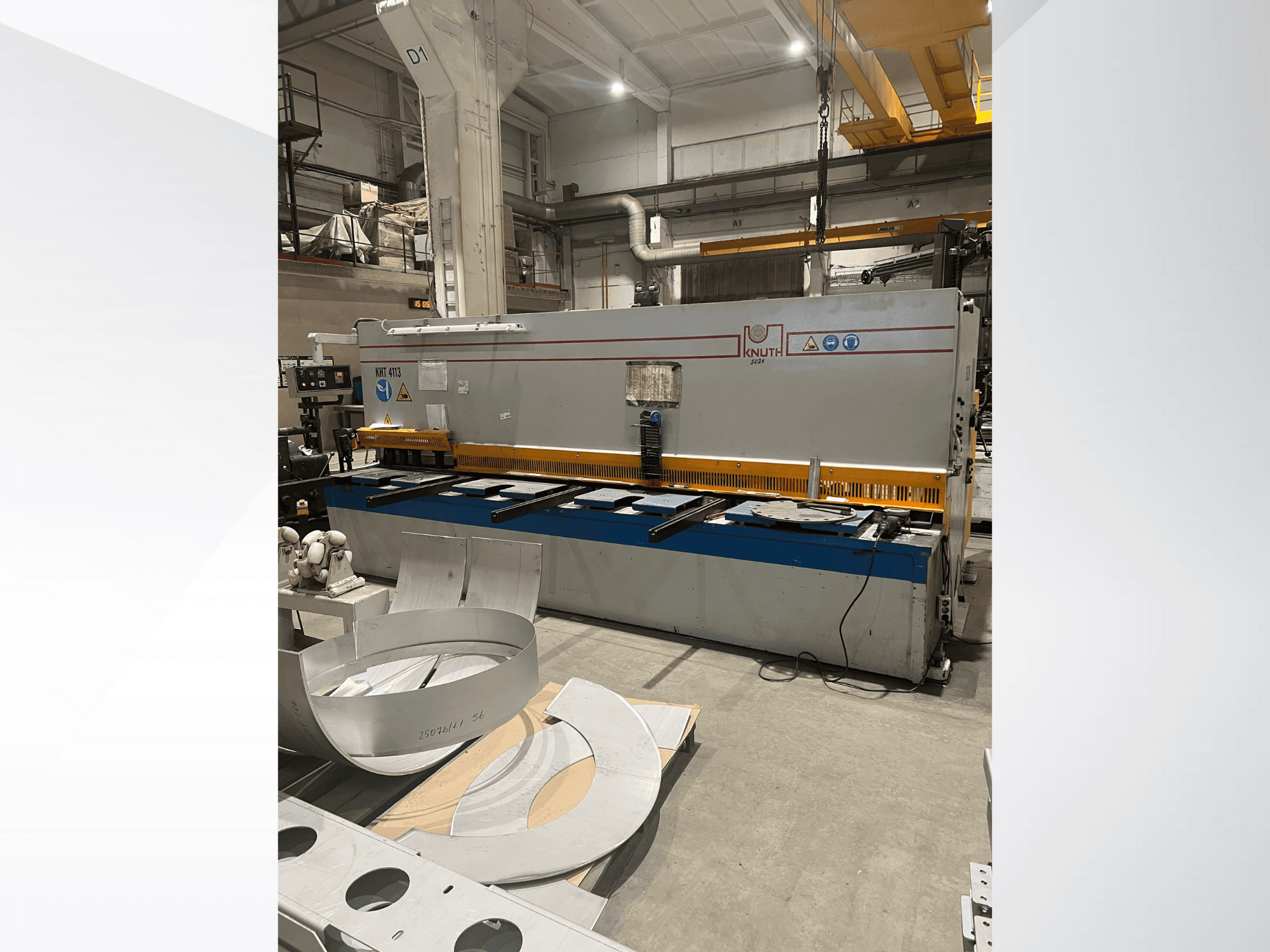 Knuth Blechschere Modell MT 4173 in einer Werkstatt, Vorderansicht mit Schneidtisch und Blechen.