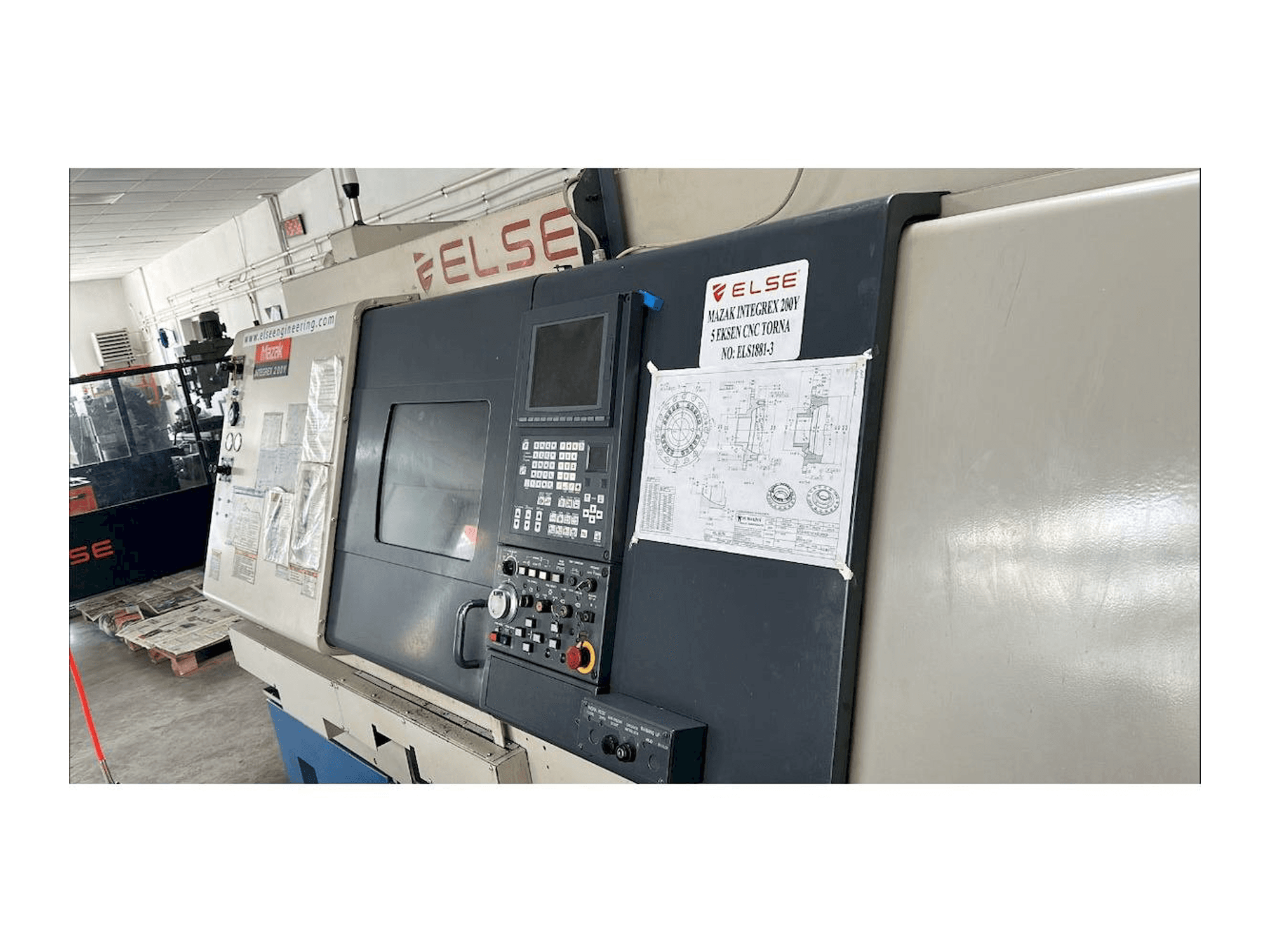 Frontansicht der Mazak Integrex 200Y Maschine