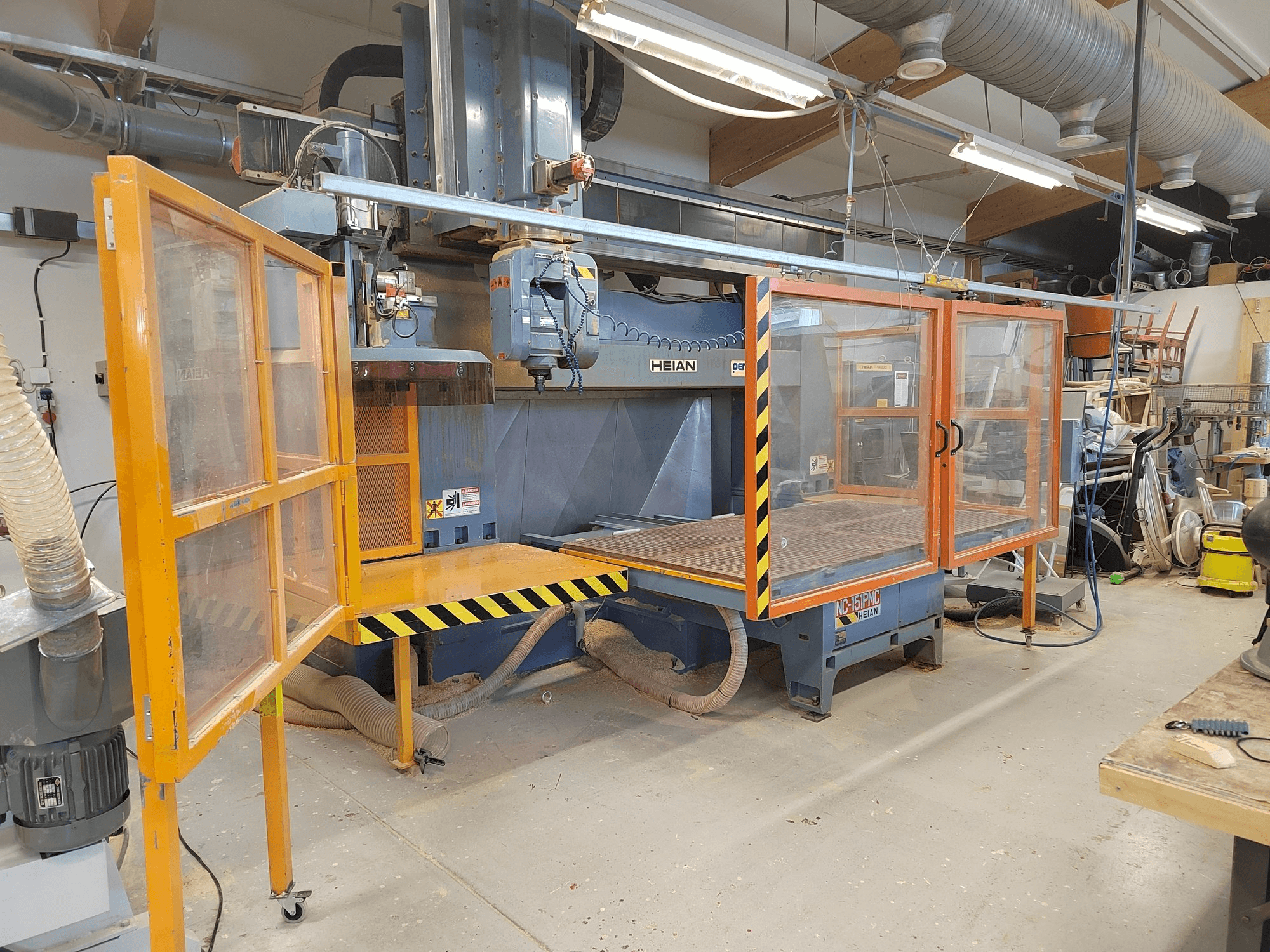 Frontansicht der HEIAN NC 151 Maschine