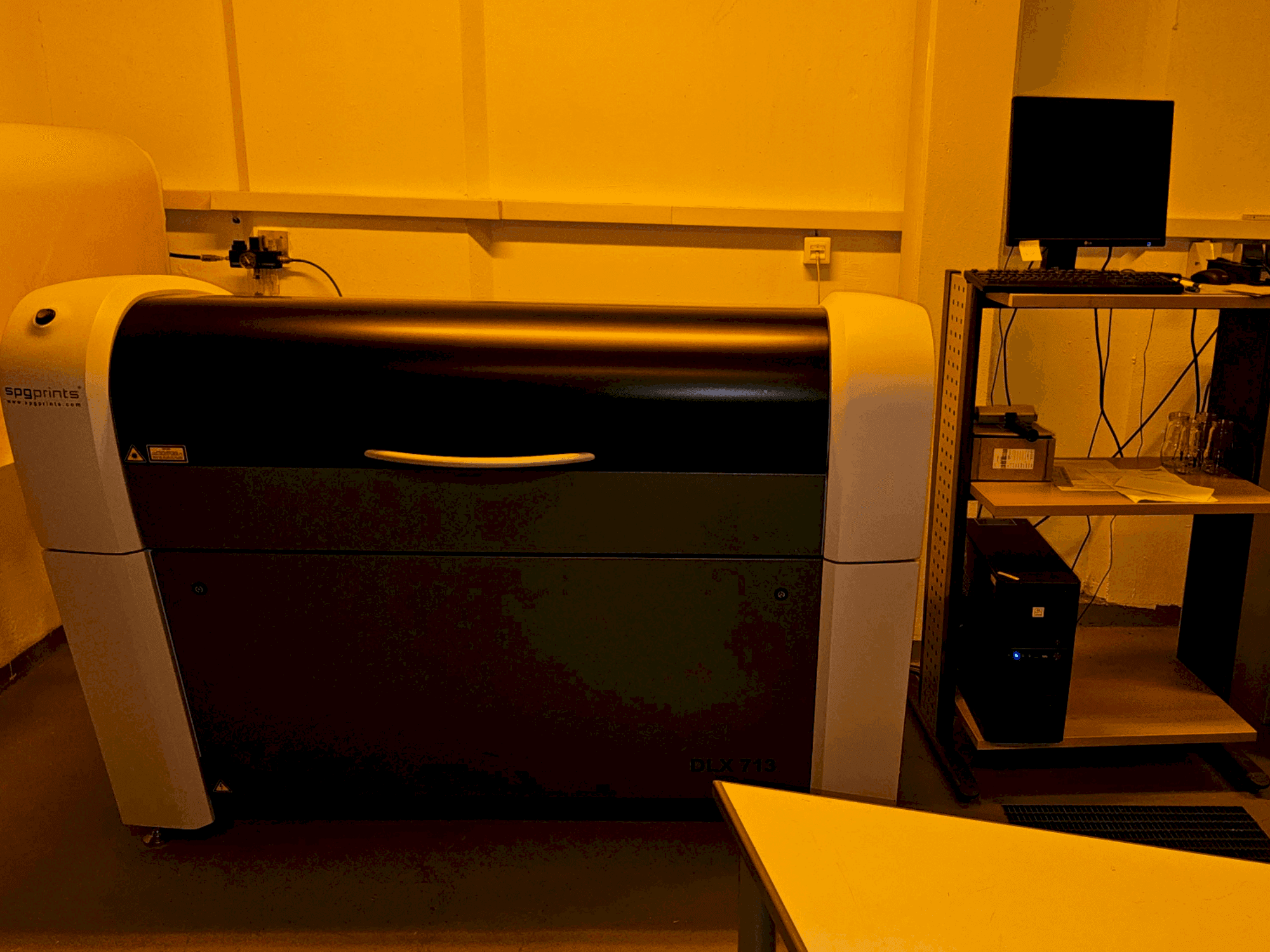 Frontansicht der SPGPrints DLX 713T Maschine