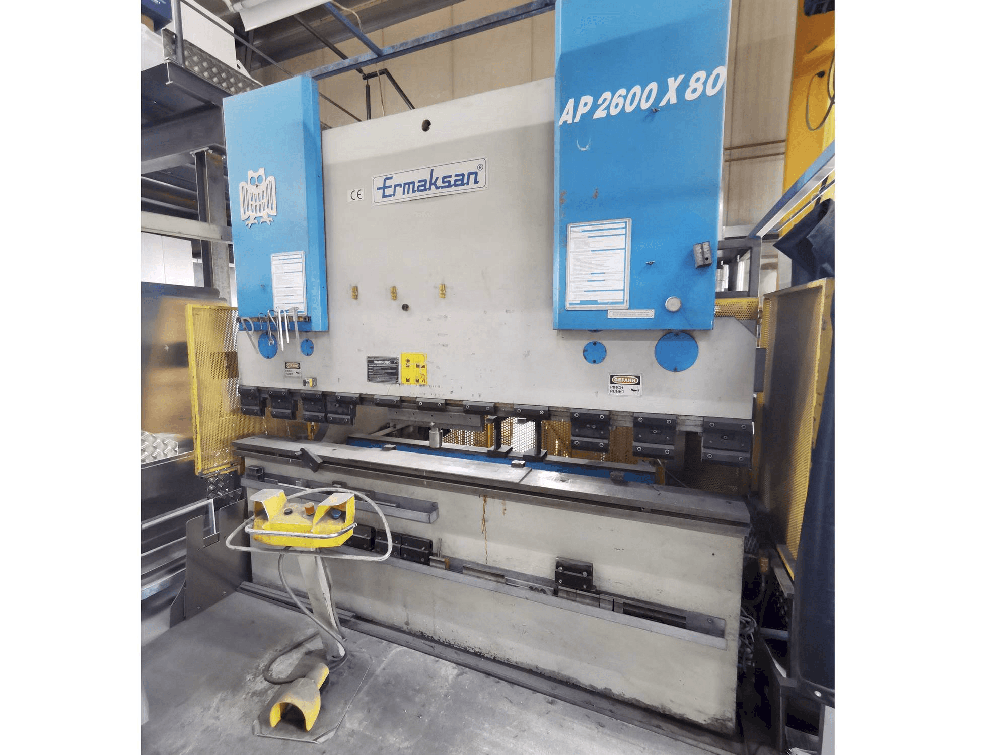 Frontansicht der ERMAKSAN AP 2600 - 80 Maschine