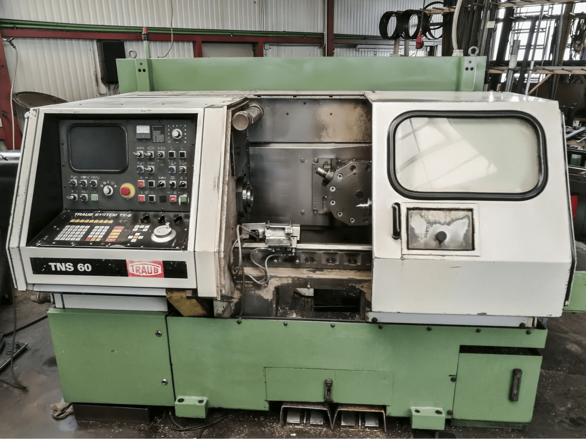 Frontansicht der TRAUB TNS 60 Maschine