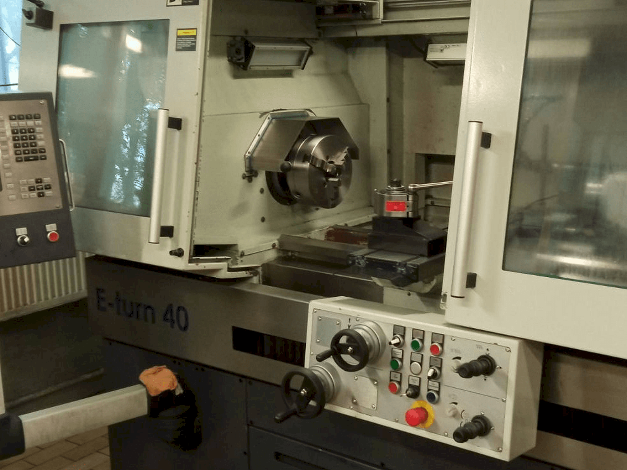 Frontansicht der Avia E-turn 40 Maschine