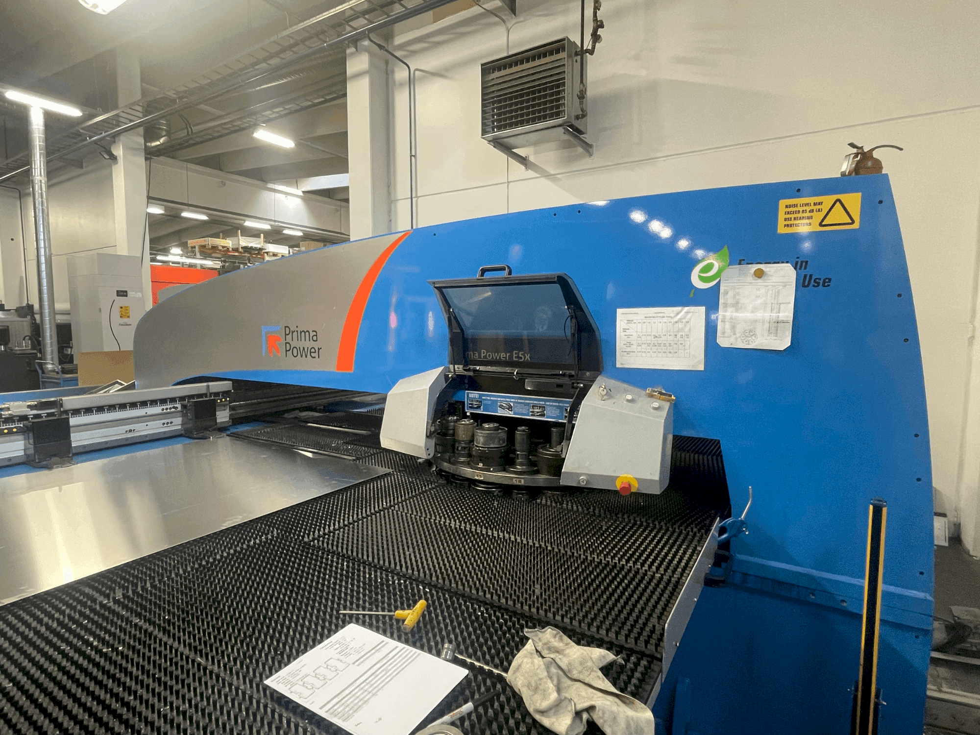 Frontansicht der Prima Power E5X Maschine