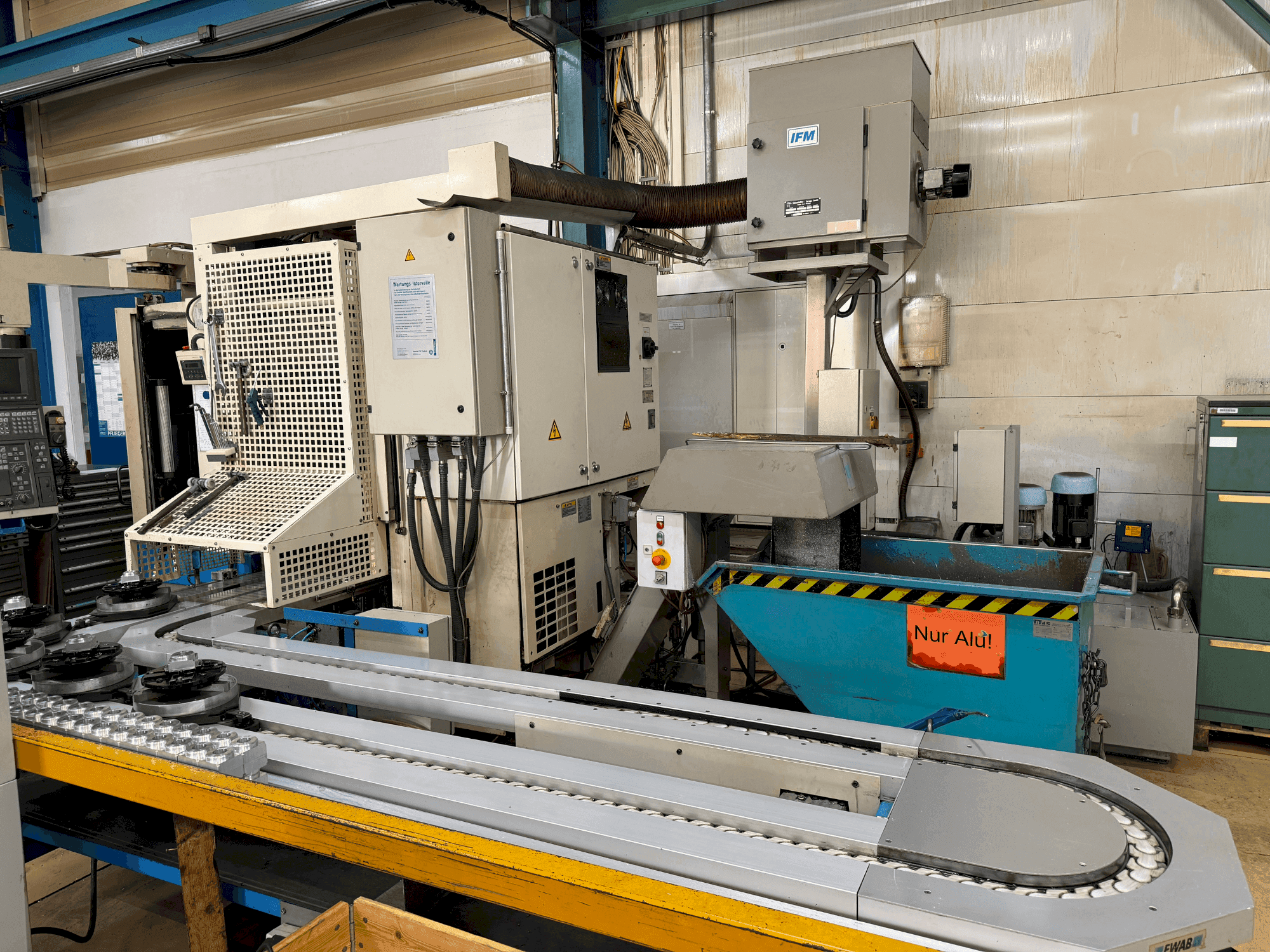 Frontansicht der Okuma 2003 Maschine