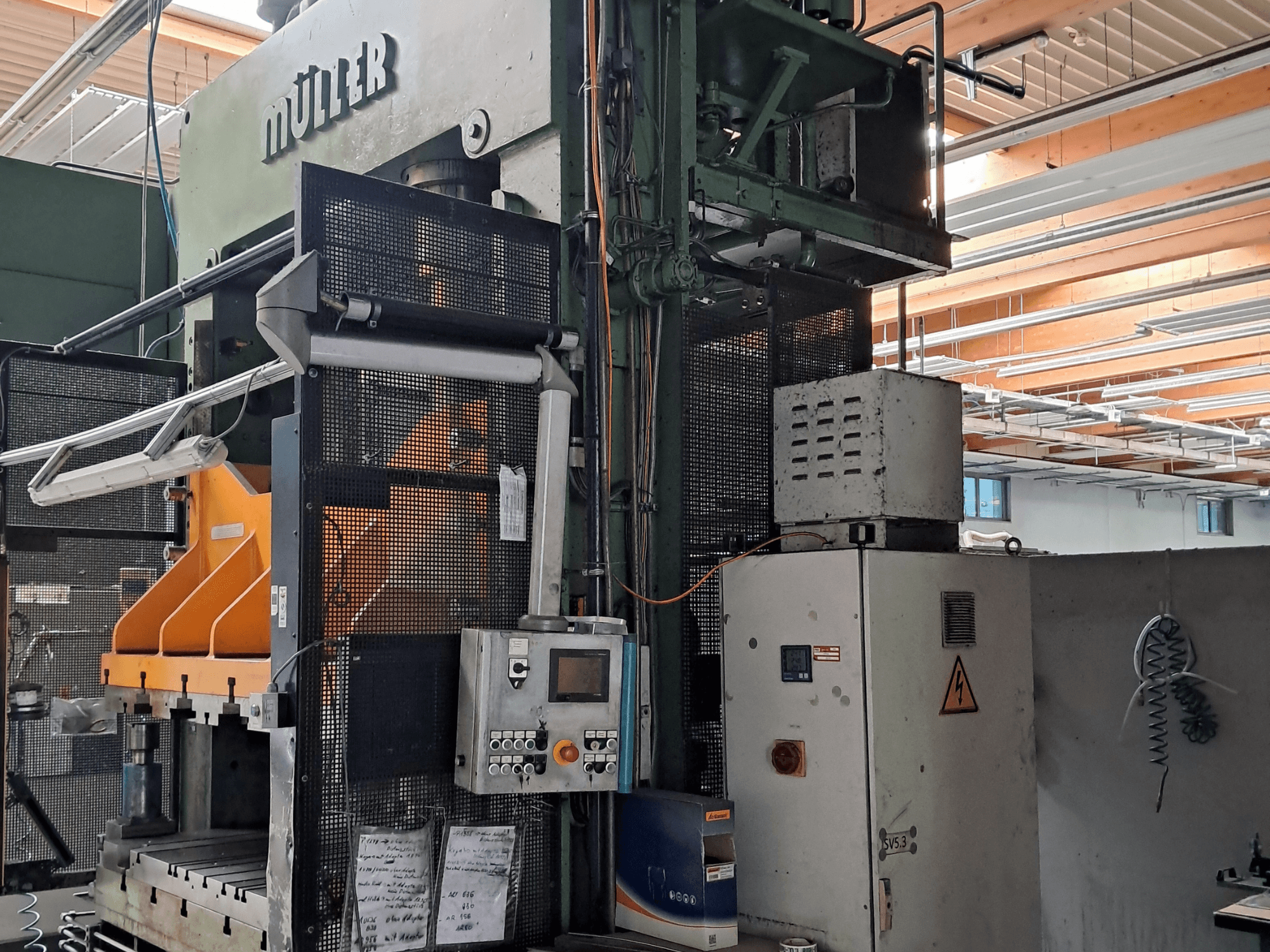 Metallpresse Müller SE 201.1.1 /32, Vorderansicht, mit Bedienfeld, Schutzvorrichtung und Betriebskomponenten.