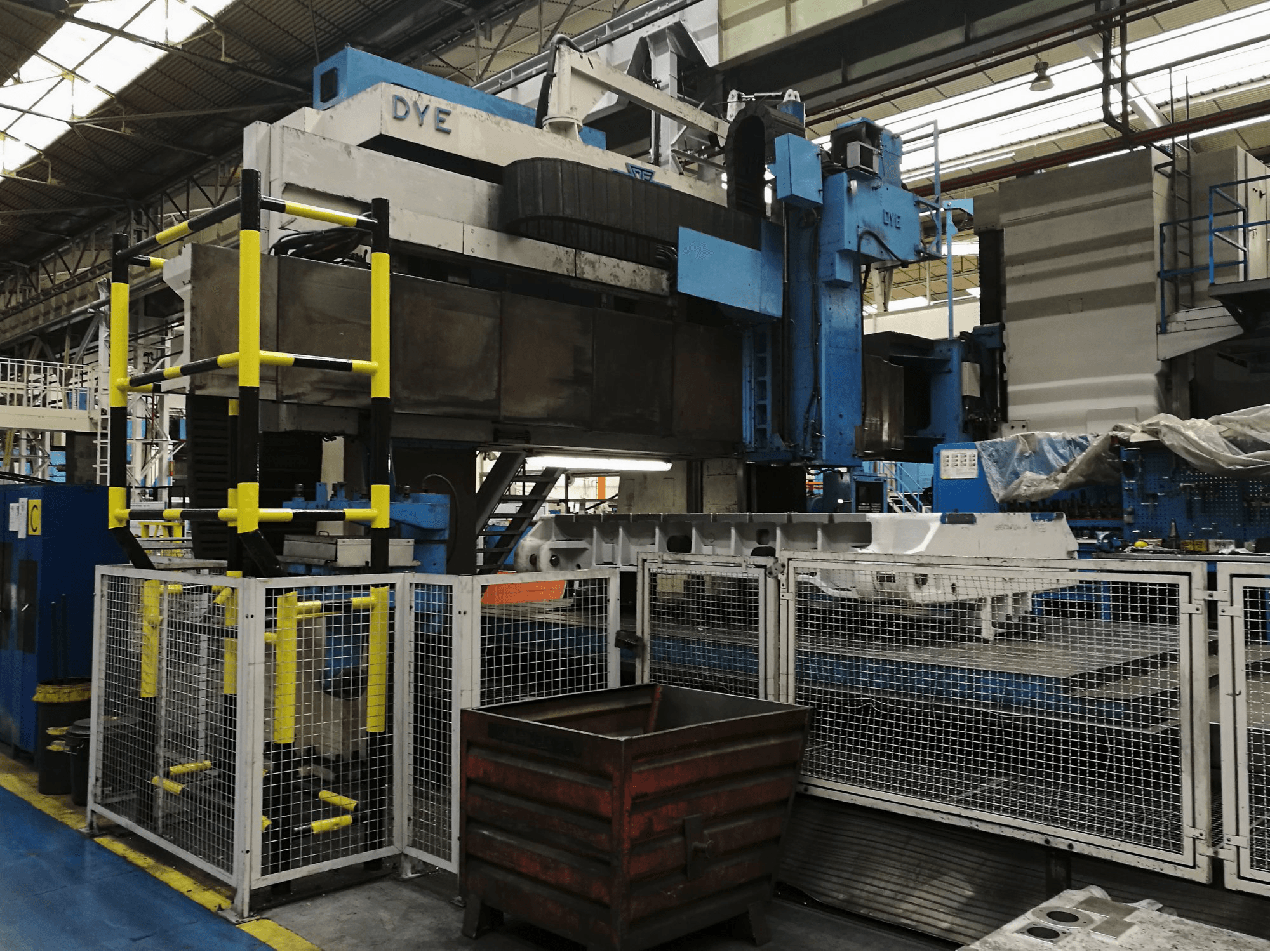 Linke Ansicht der DYE FPF-4-N/C Maschine