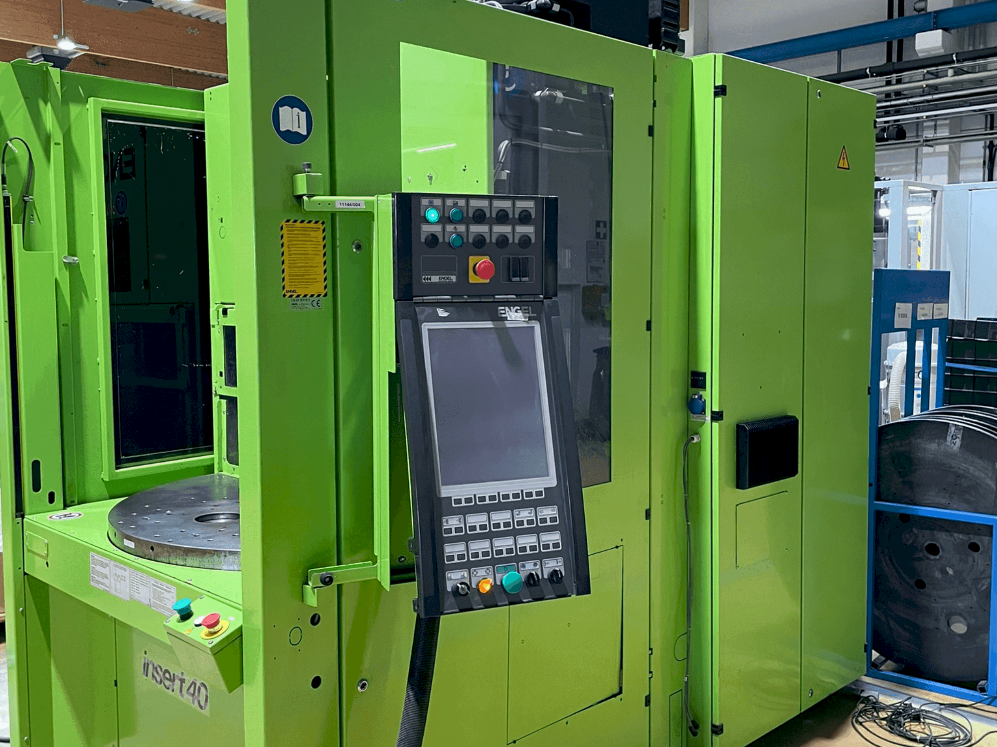Seitenansicht der Engel Insert 80V/40 Maschine