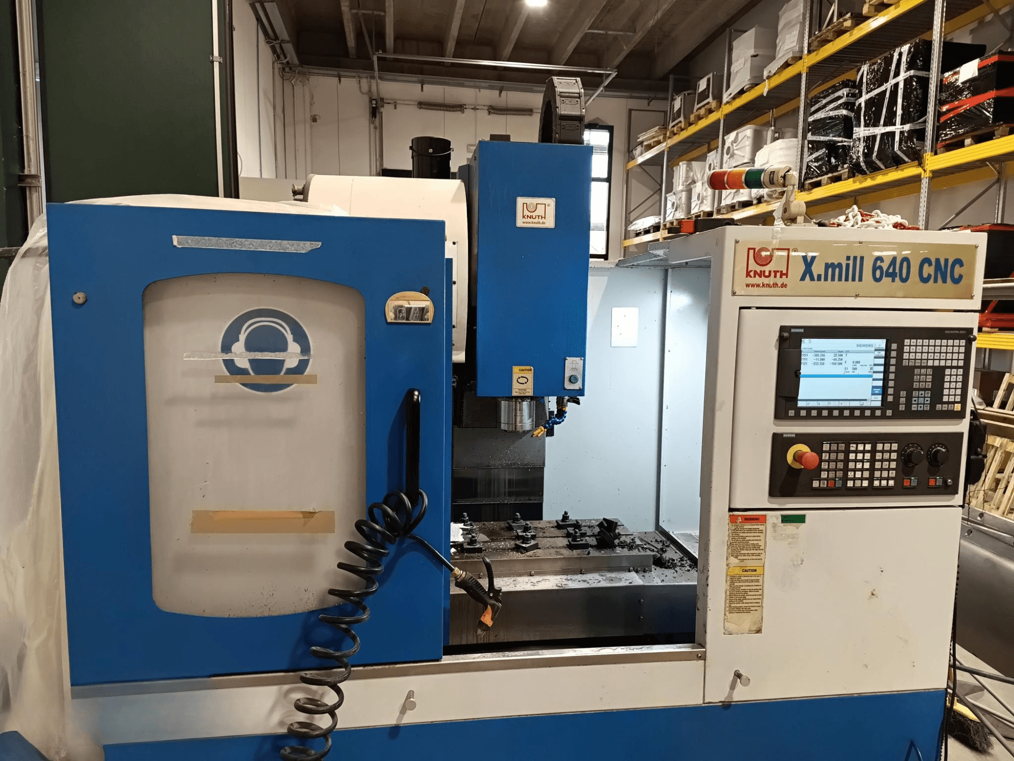 Knuth X.mill 640 CNC-Maschine in der Seitenansicht, mit Bedienfeld, Spindelbereich und sichtbarer Werkstückeinrichtung.