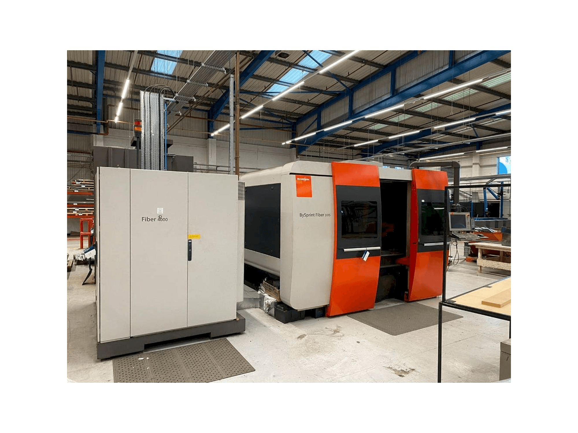 Frontansicht der Bystronic BySprint Fiber 3015 Maschine