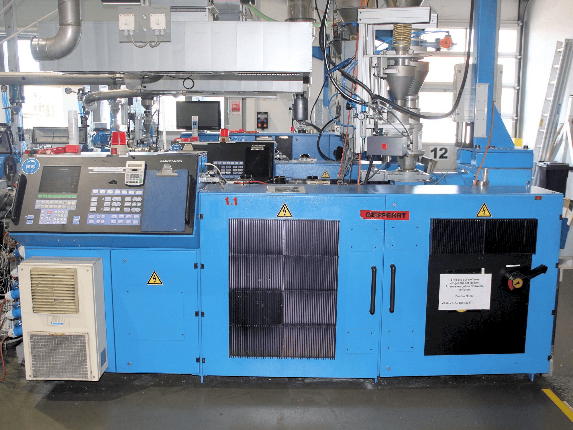 Frontansicht der Krauss Maffei KME 1-75-30 B Maschine